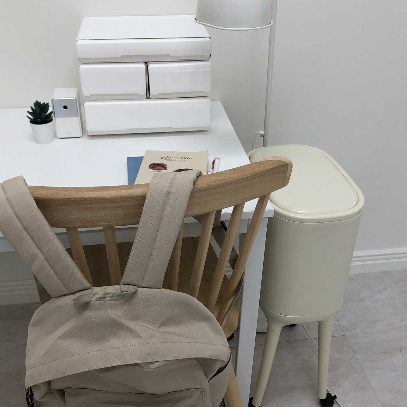 One-Touch Trash Can with Long Legs user photo