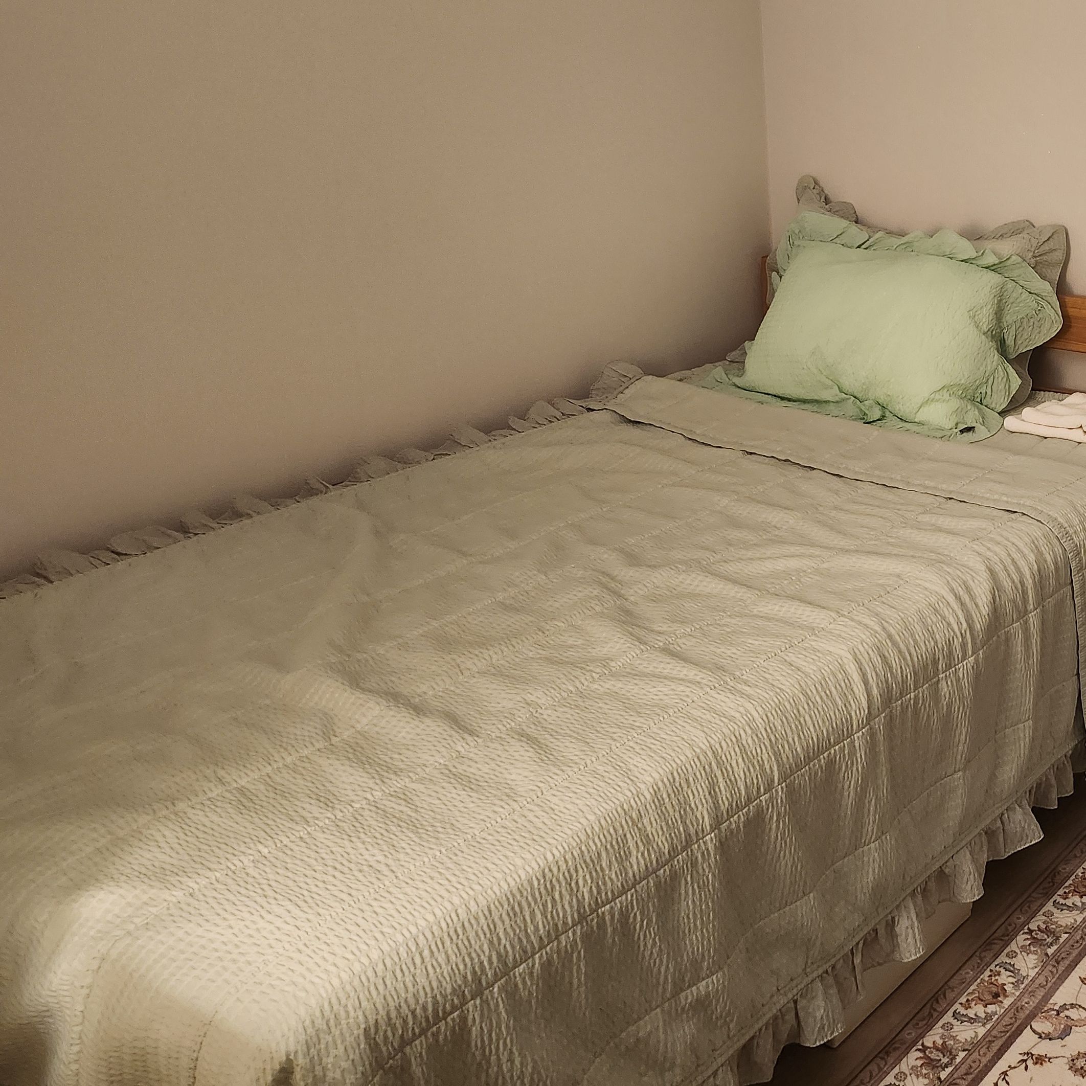 Pop Frill Seersucker Summer Comforter & Pillowcase Set user photo