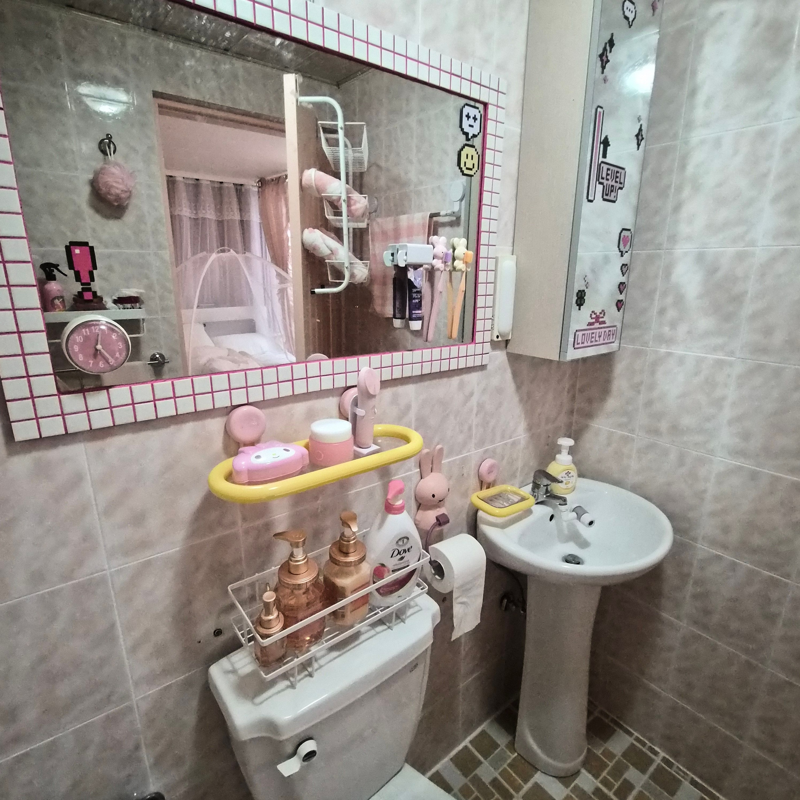 No-Drill Pastel Bathroom Storage Shelf user photo
