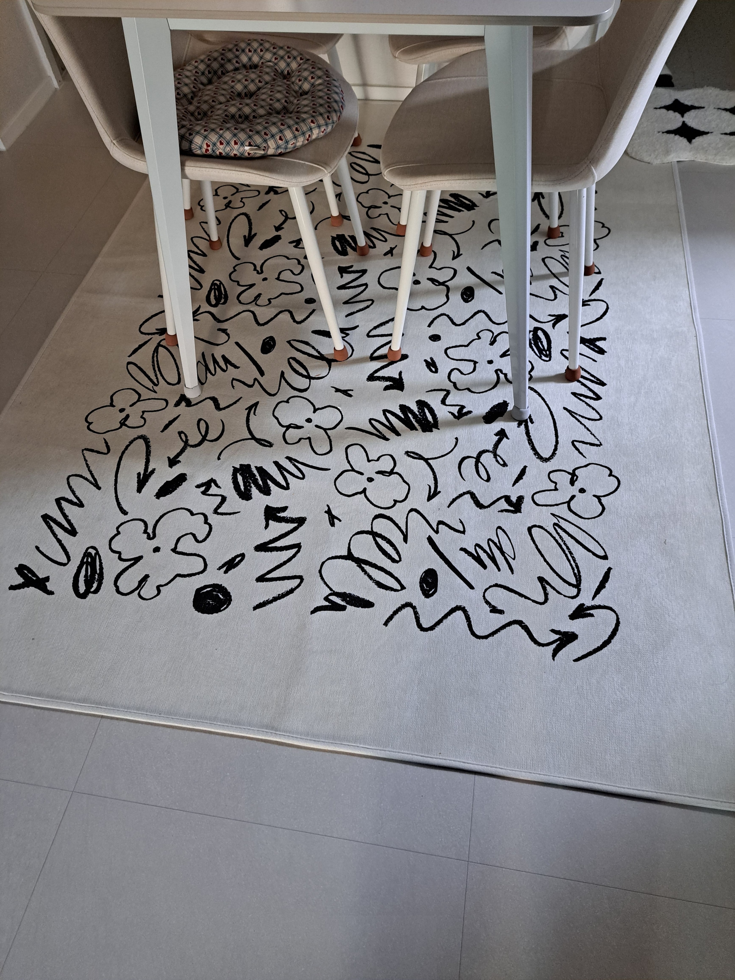 Graffiti Mid-Century Living Room Rug user photo