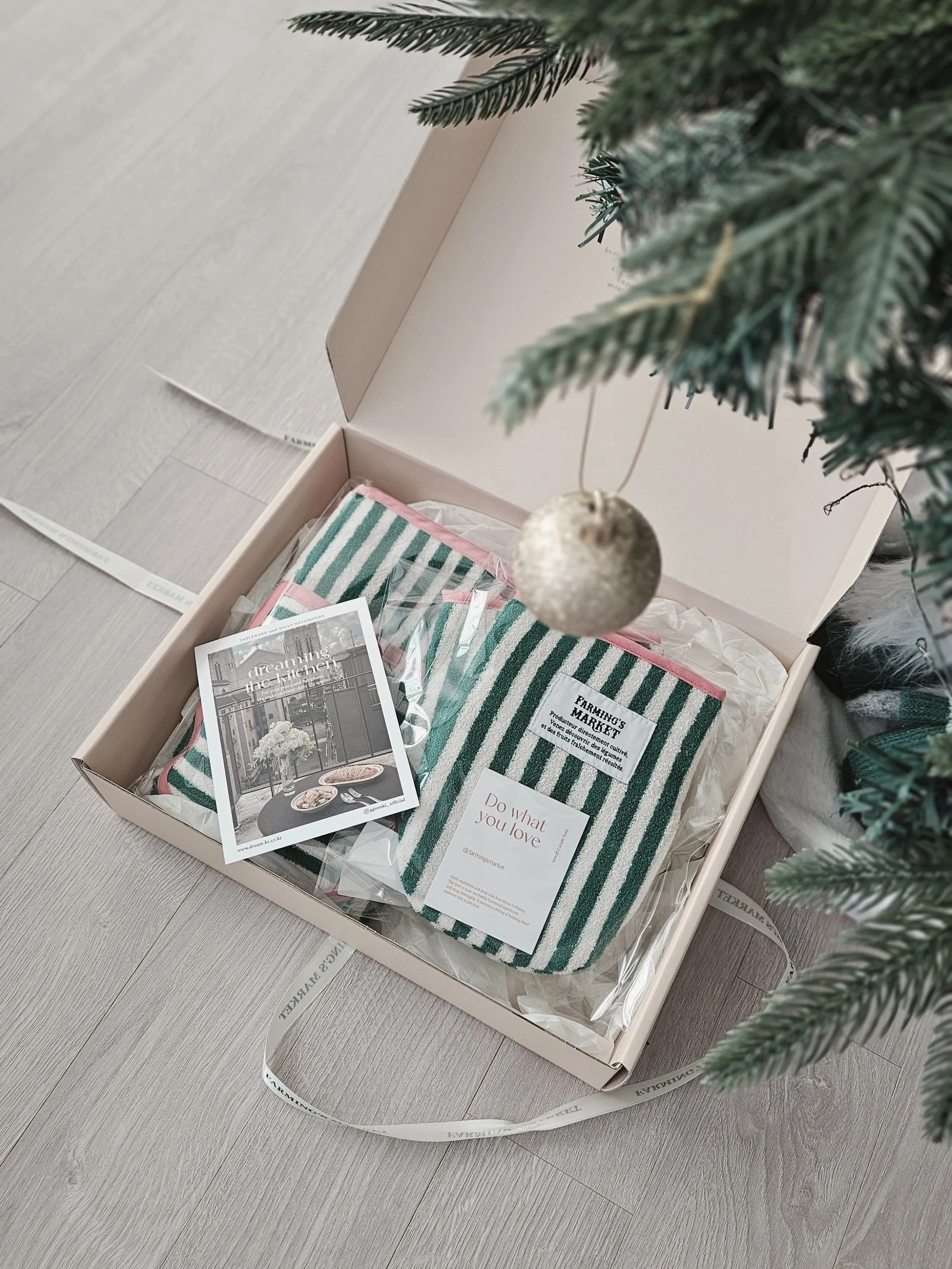 Cozy Kitchen Apron & Oven Mitt Gift Set user photo