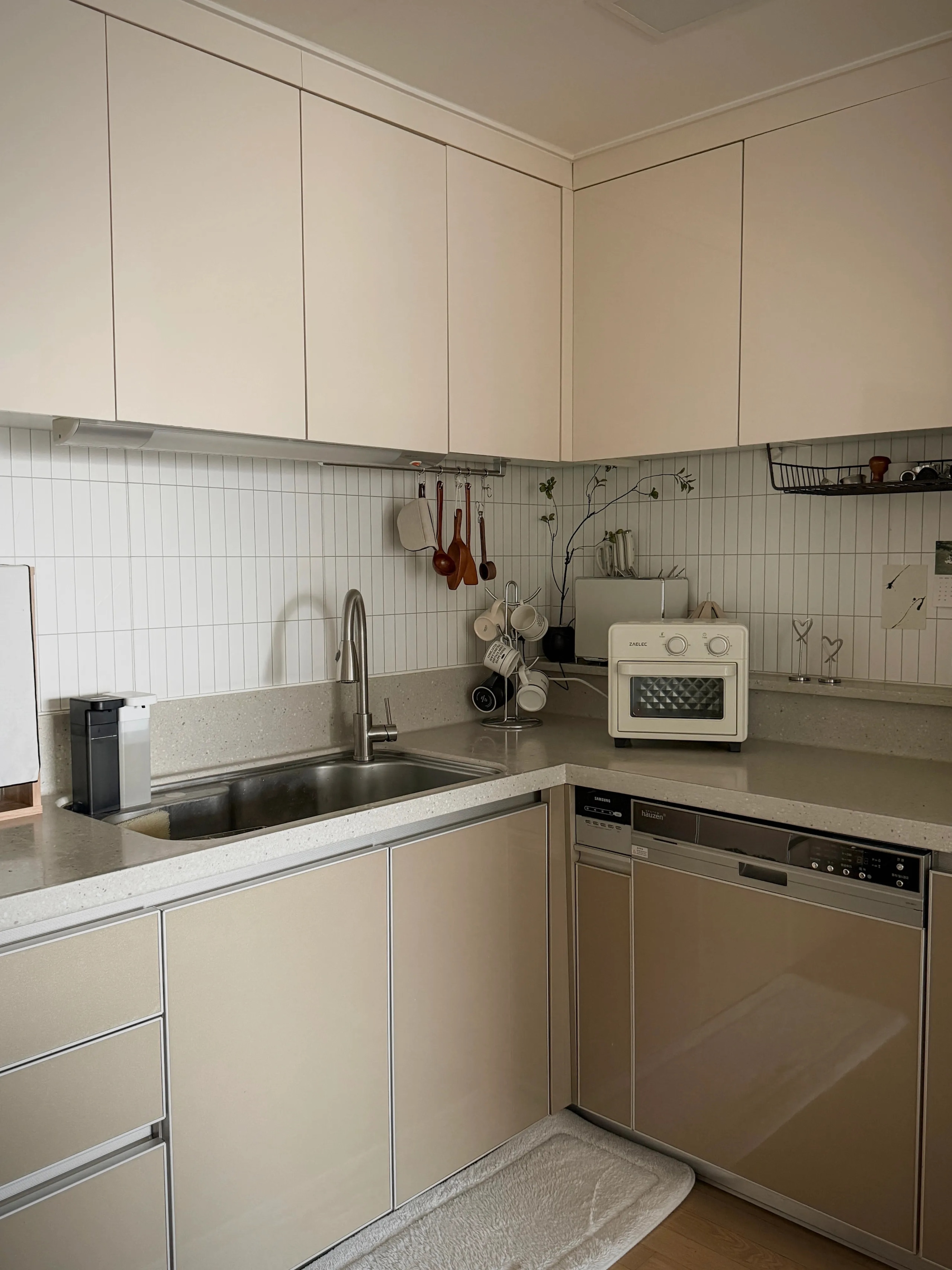 Modern Stainless Steel Mug Tree user photo
