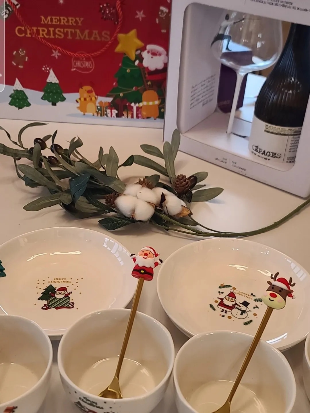 Santa Christmas Dinnerware Set for 4 user photo