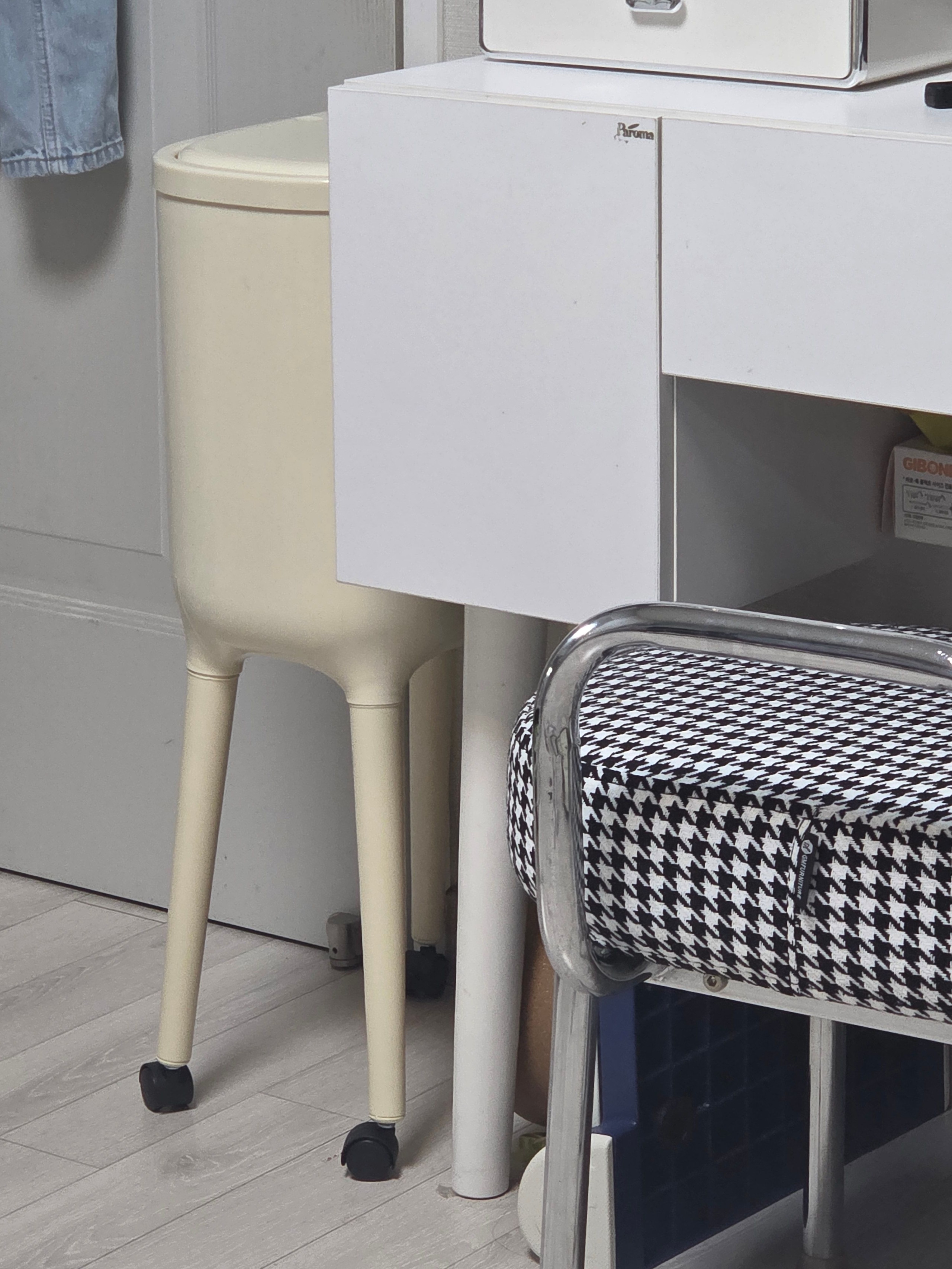One-Touch Trash Can with Long Legs user photo