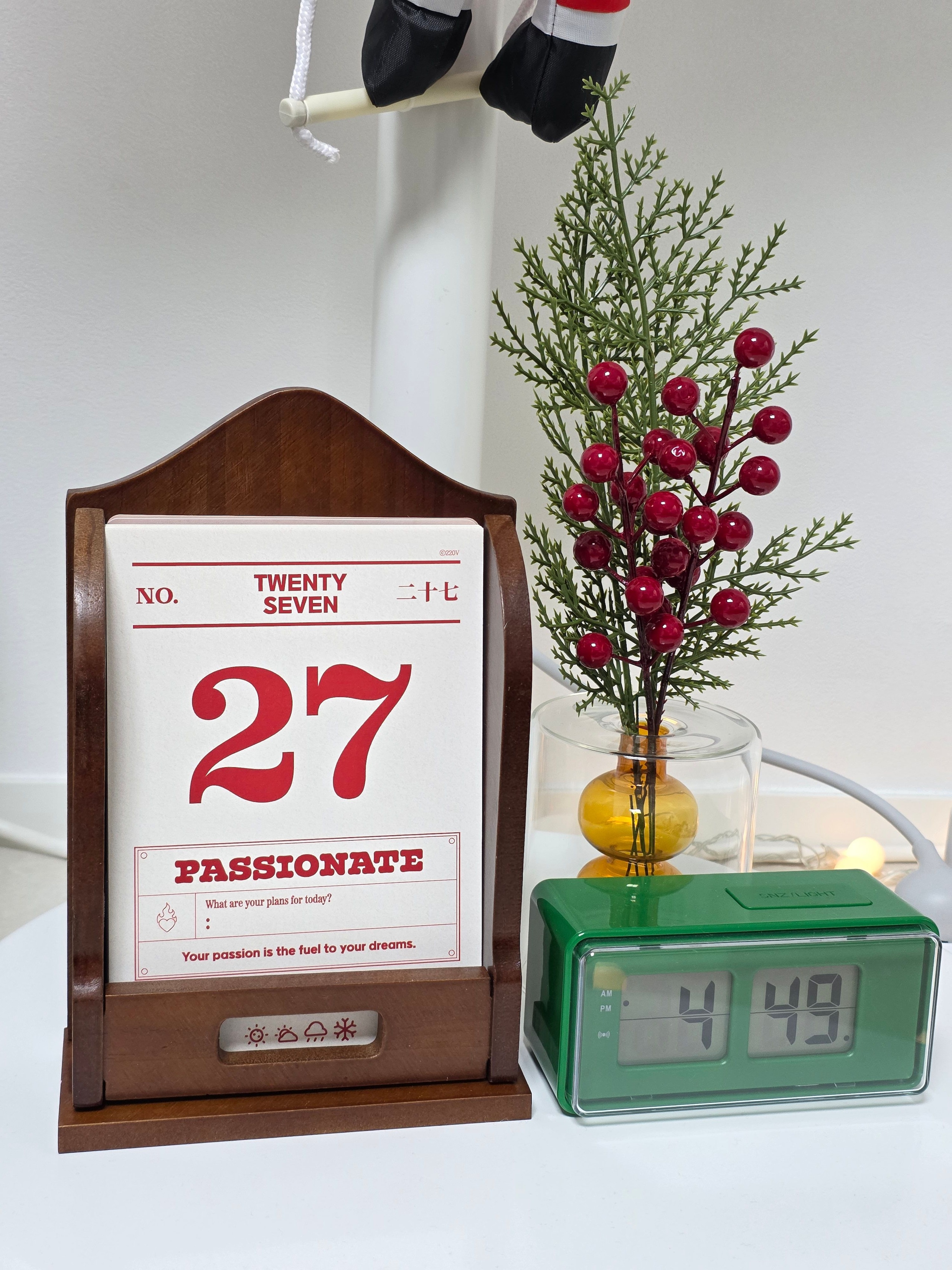 Retro Wood Perpetual Desk Calendar user photo