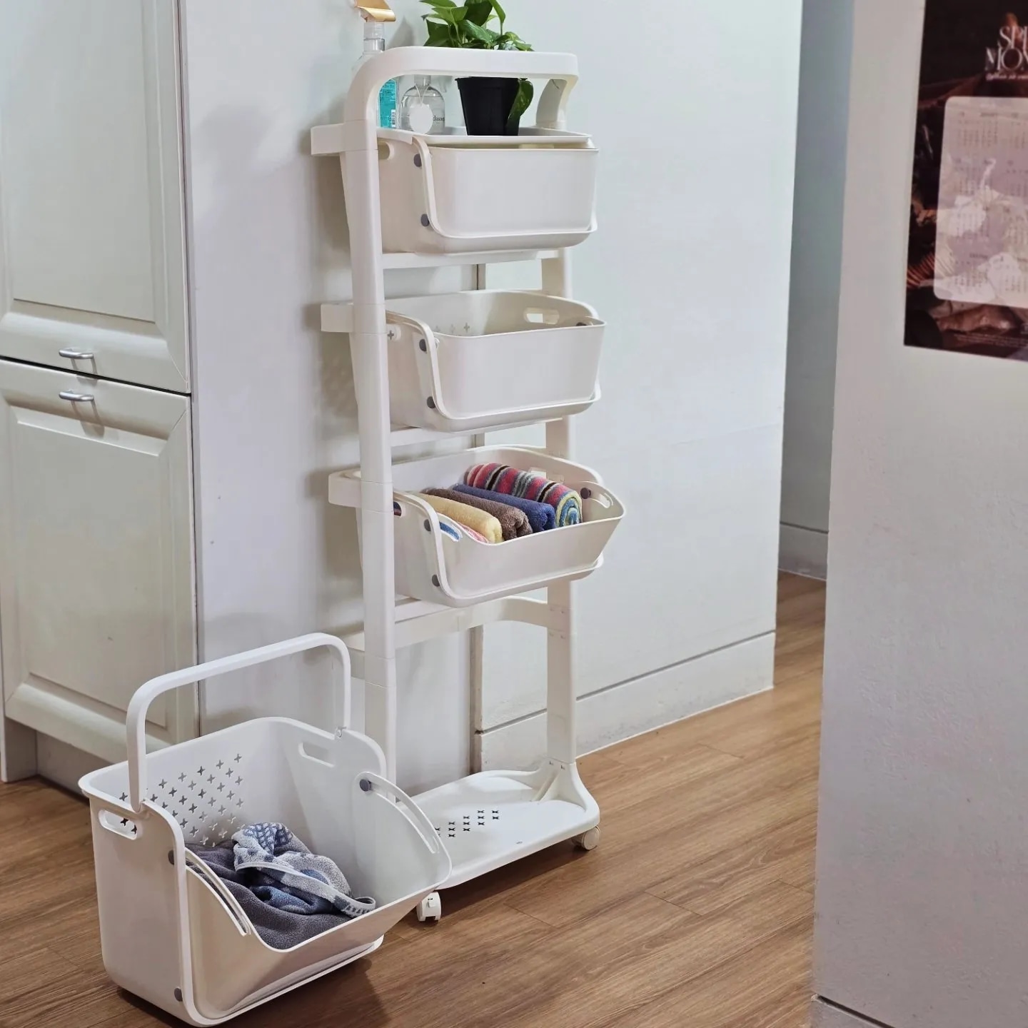 Rolling Swing Laundry Cart user photo