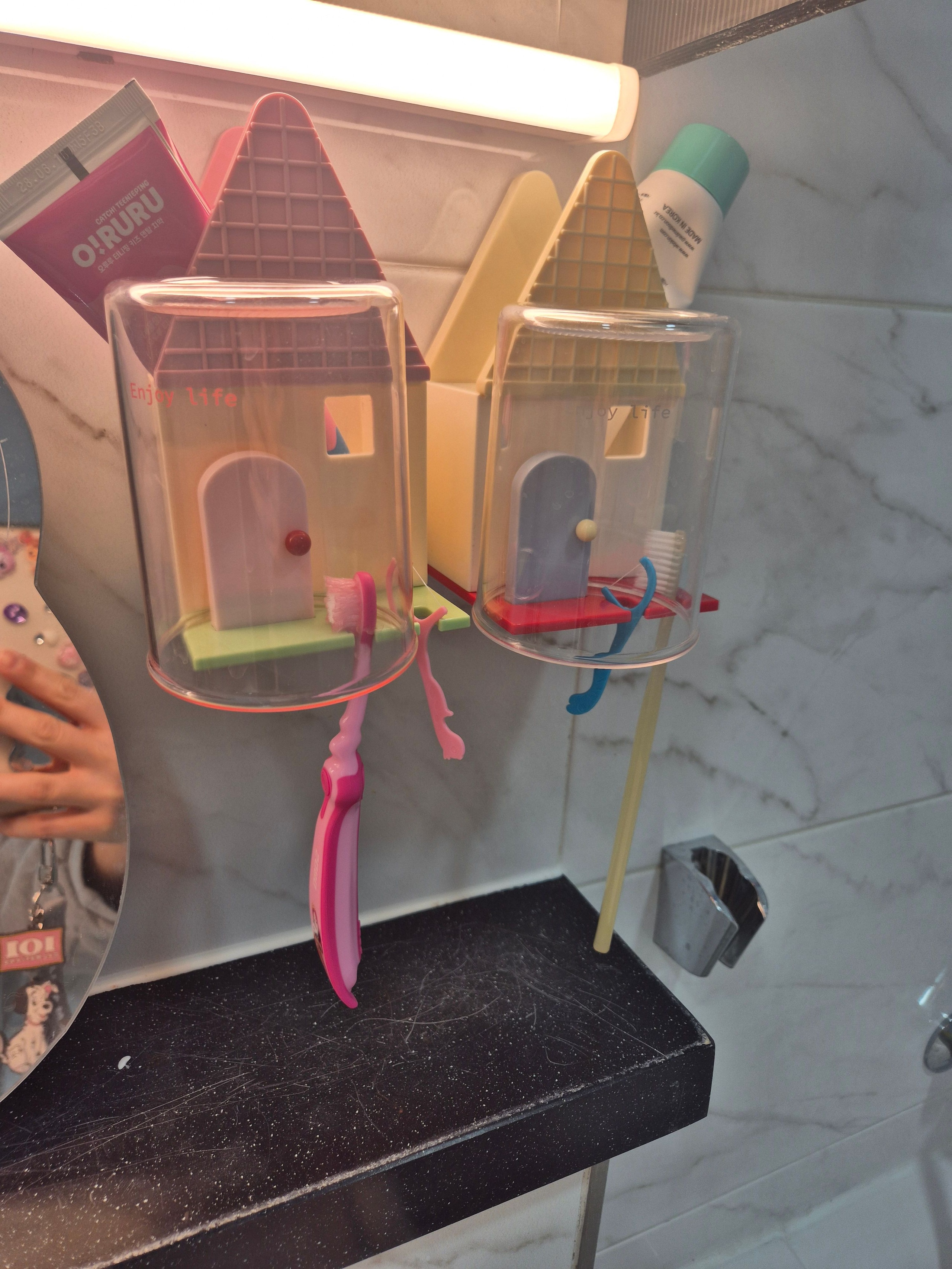 Flip House Toothbrush Holder Set user photo