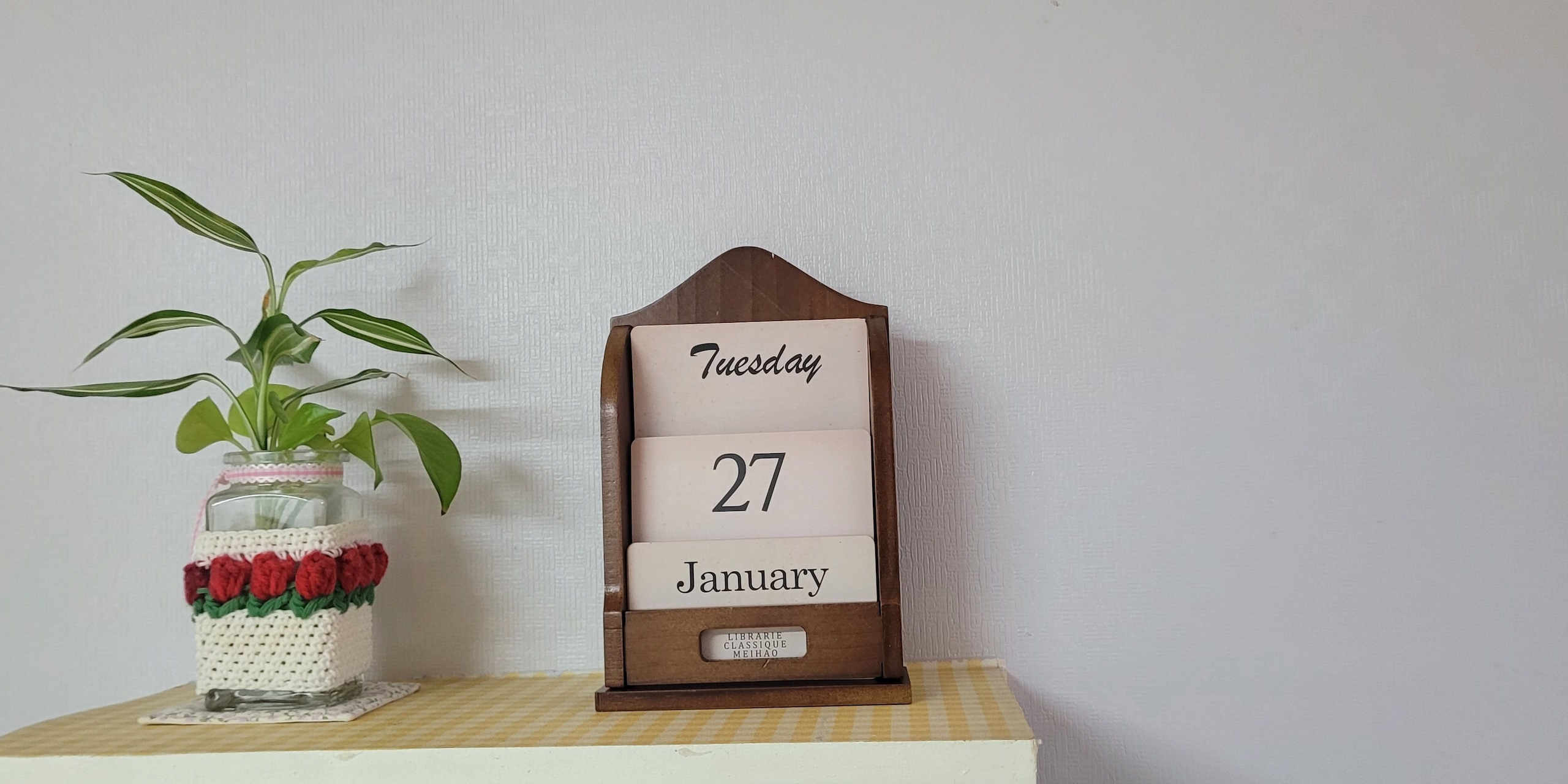 Retro Wood Perpetual Desk Calendar user photo