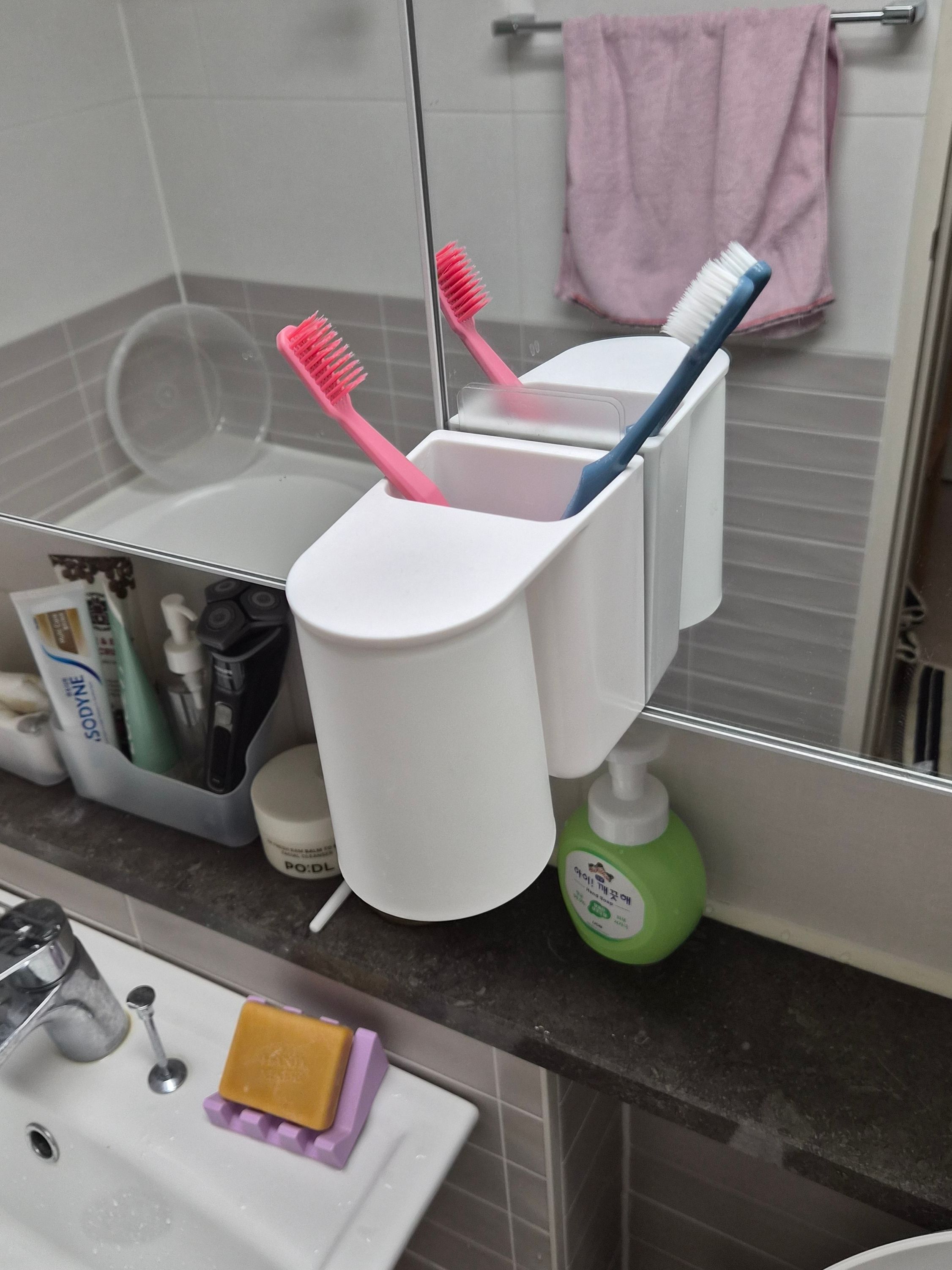 Upside-Down Magnetic Bathroom Organizer Set user photo