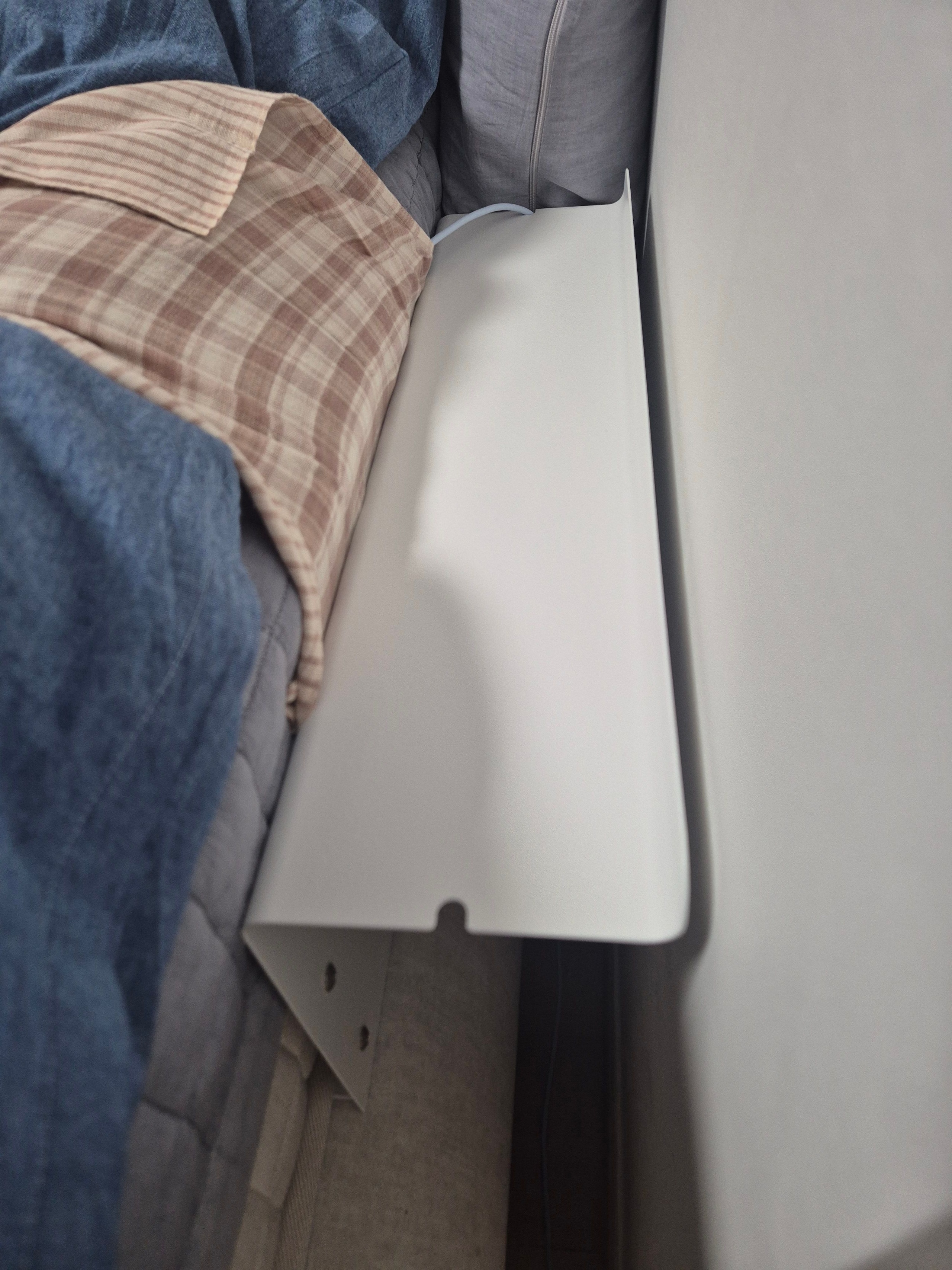 Blanc Bed Gap Side Shelf user photo