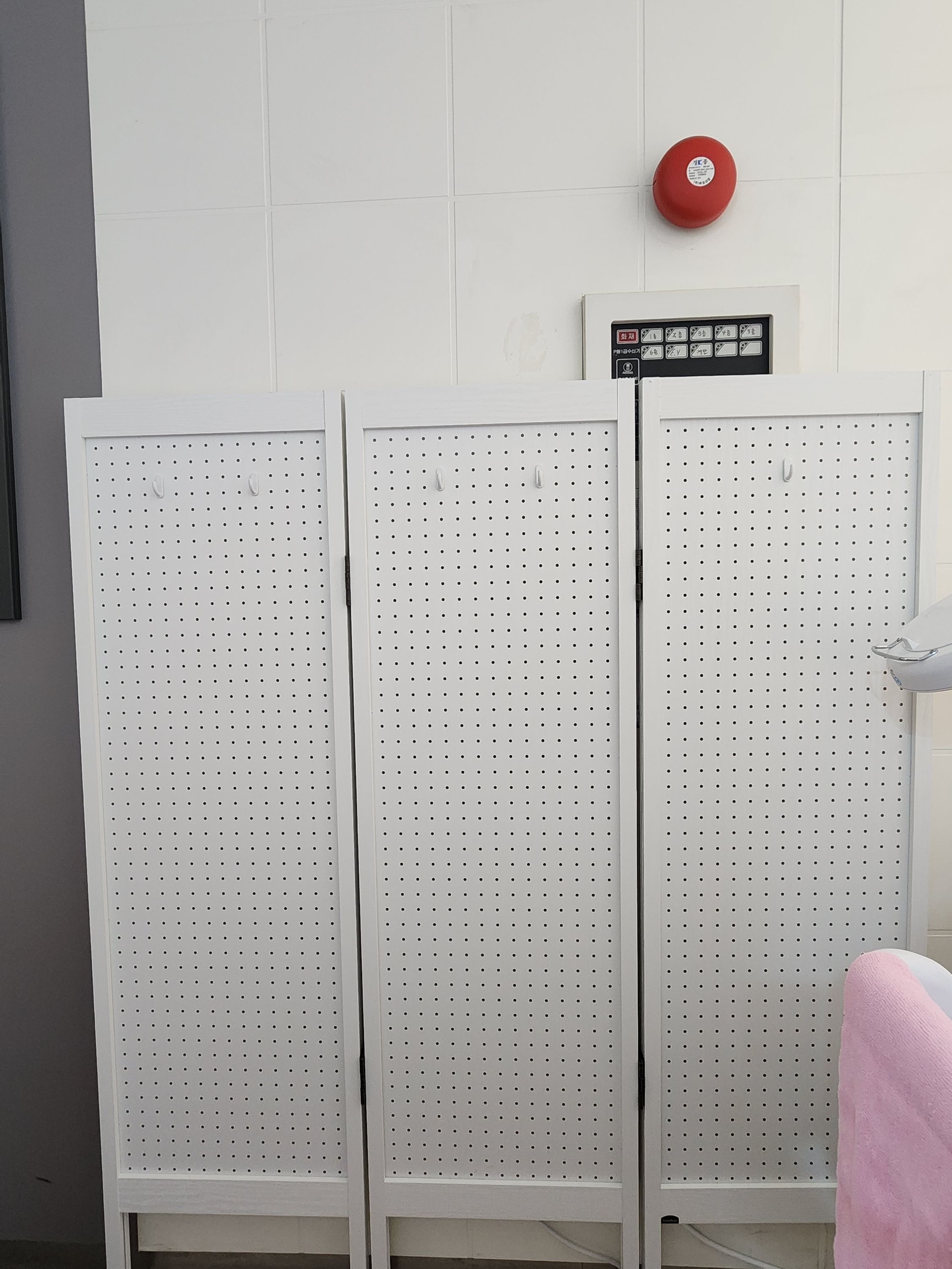 Vine 3-Panel Pegboard Standing Partition user photo