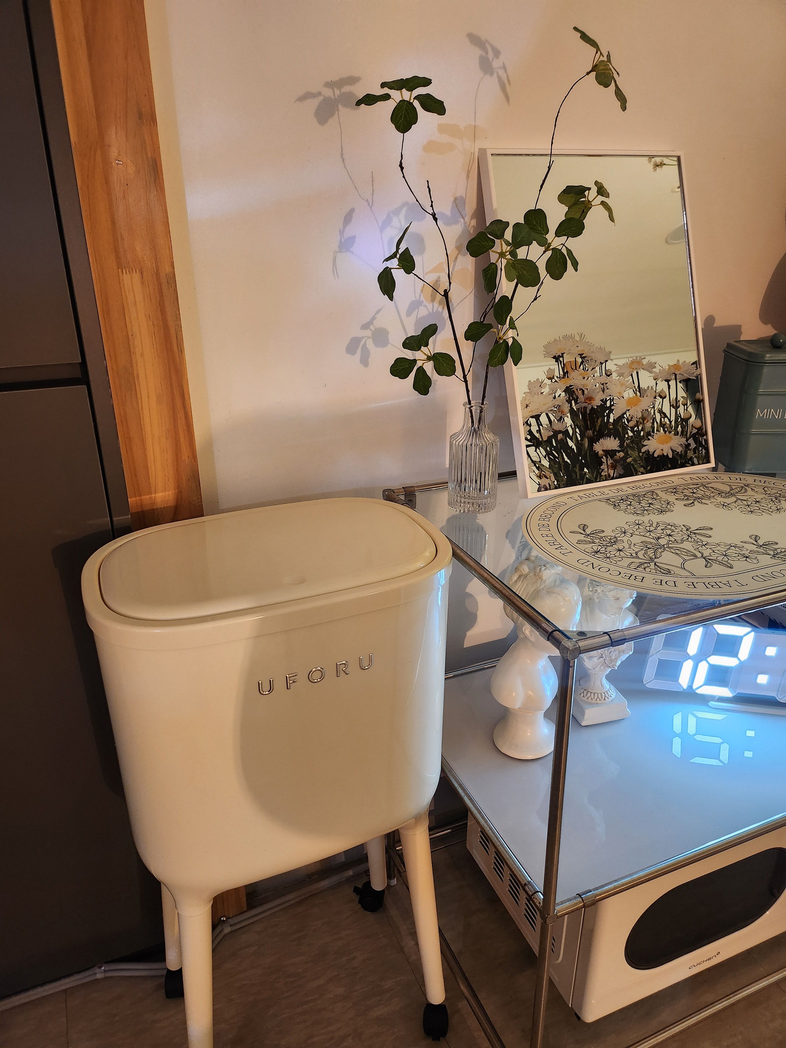One-Touch Trash Can with Long Legs user photo