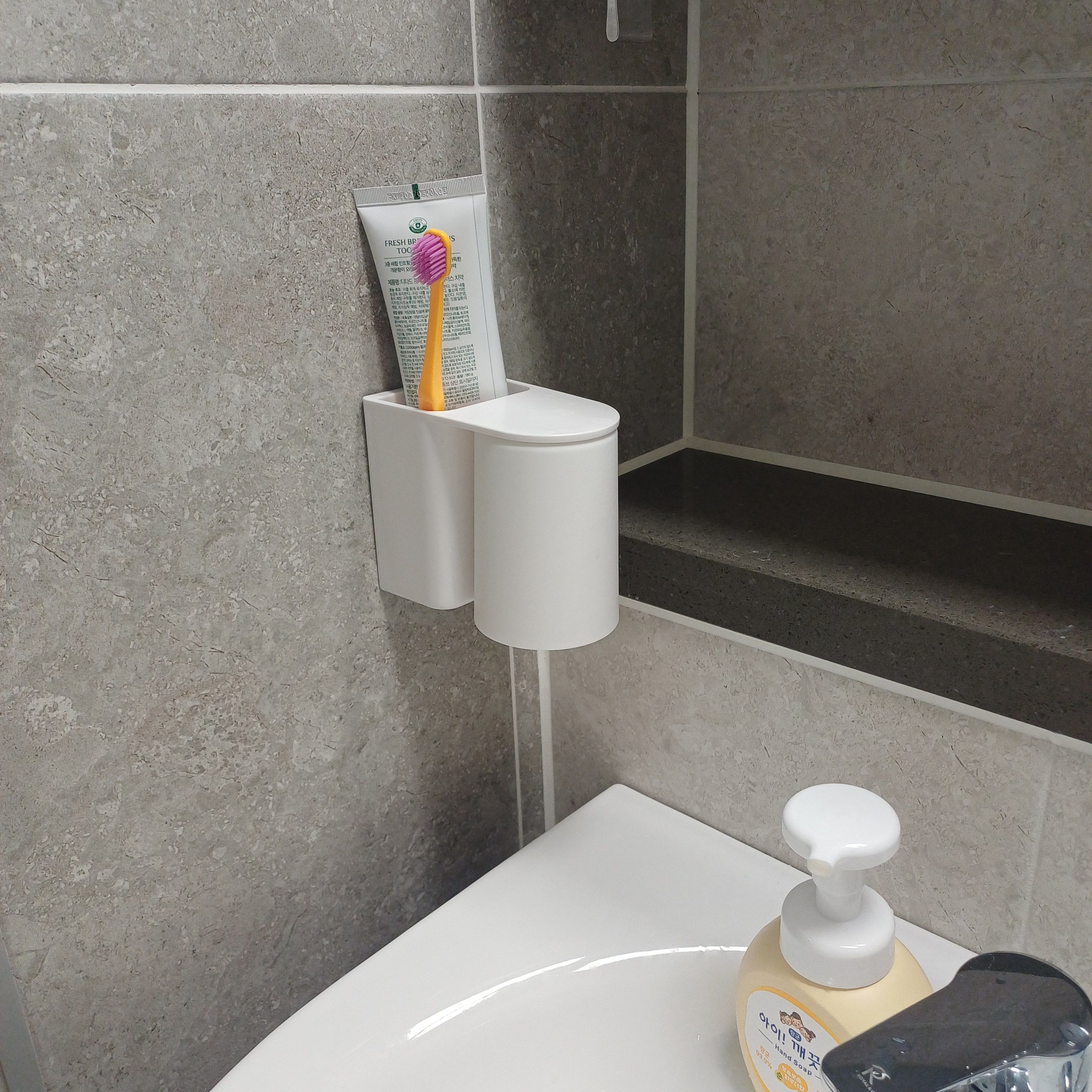 Upside-Down Magnetic Bathroom Organizer Set user photo