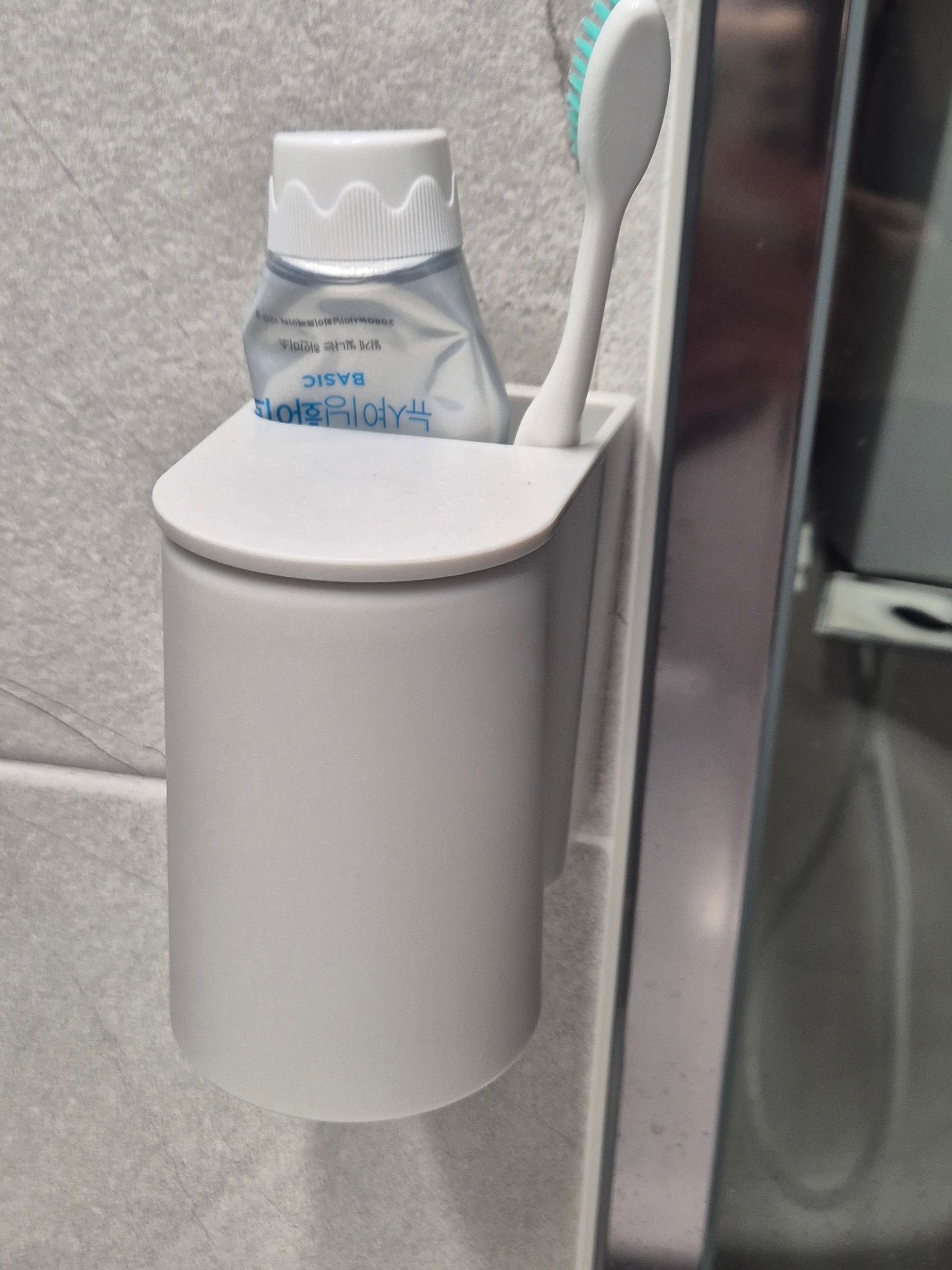 Upside-Down Magnetic Bathroom Organizer Set user photo