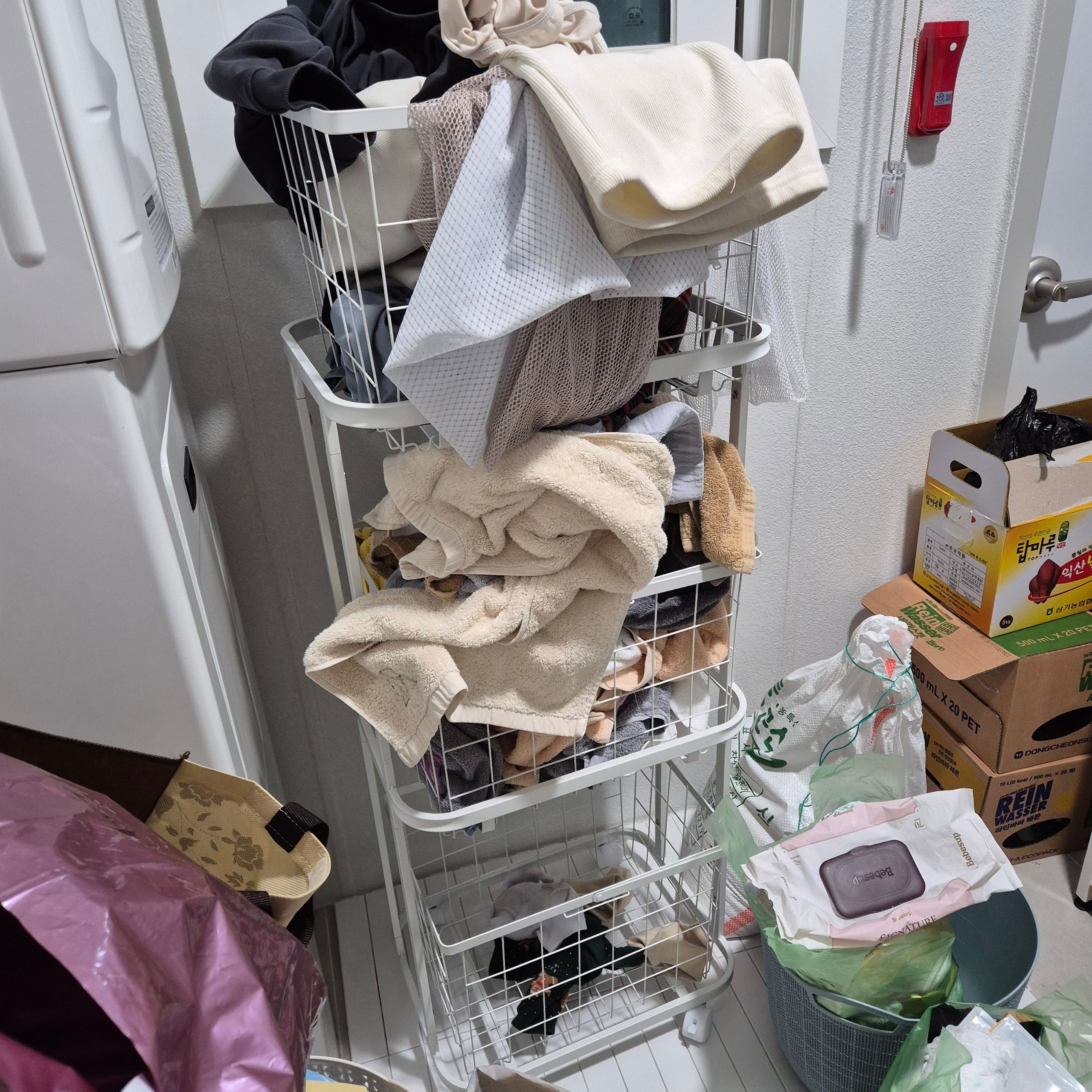 Dove 4-Frame 3-Tier Rolling Laundry Basket Trolley user photo
