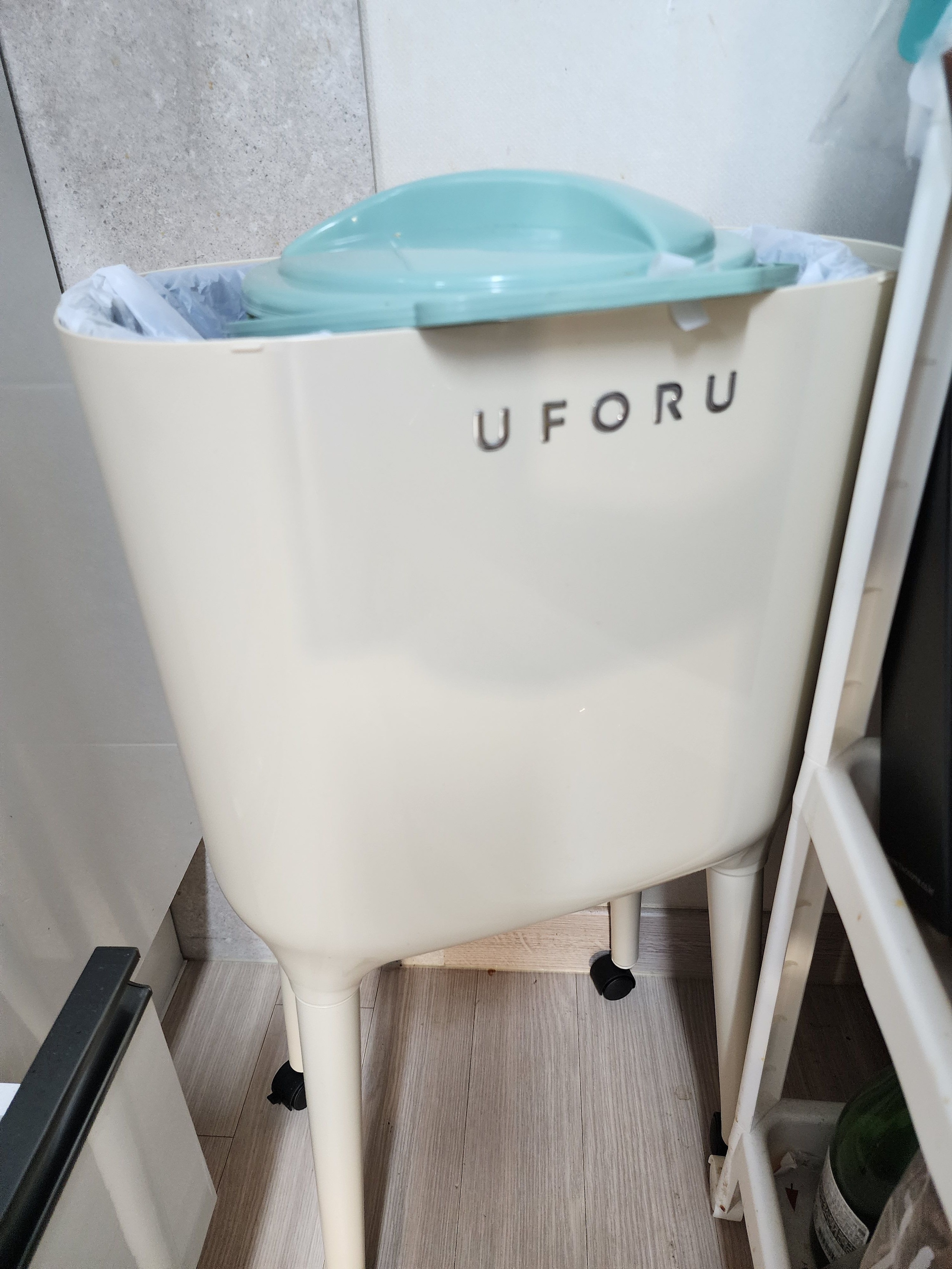 One-Touch Trash Can with Long Legs user photo