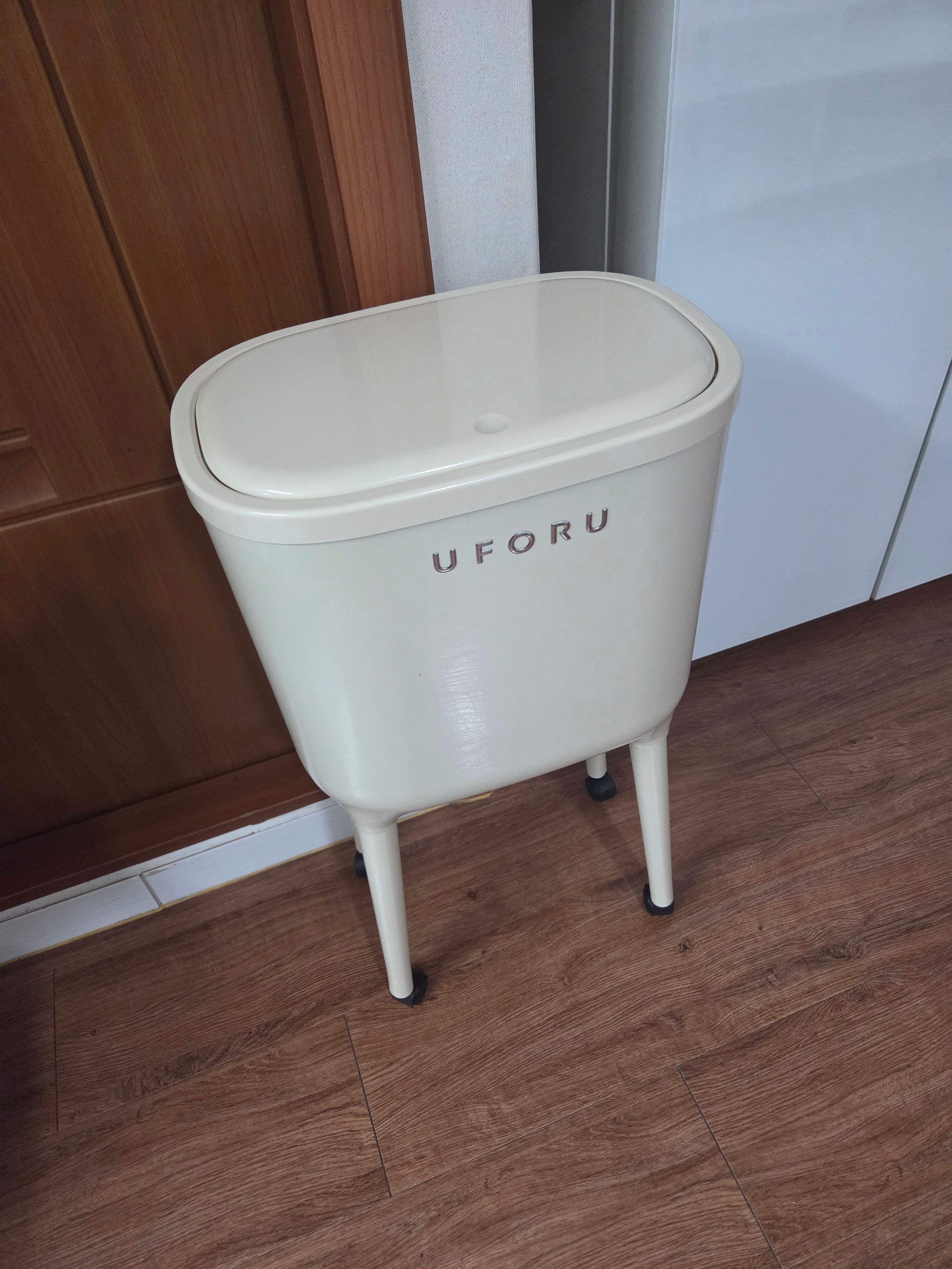One-Touch Trash Can with Long Legs user photo
