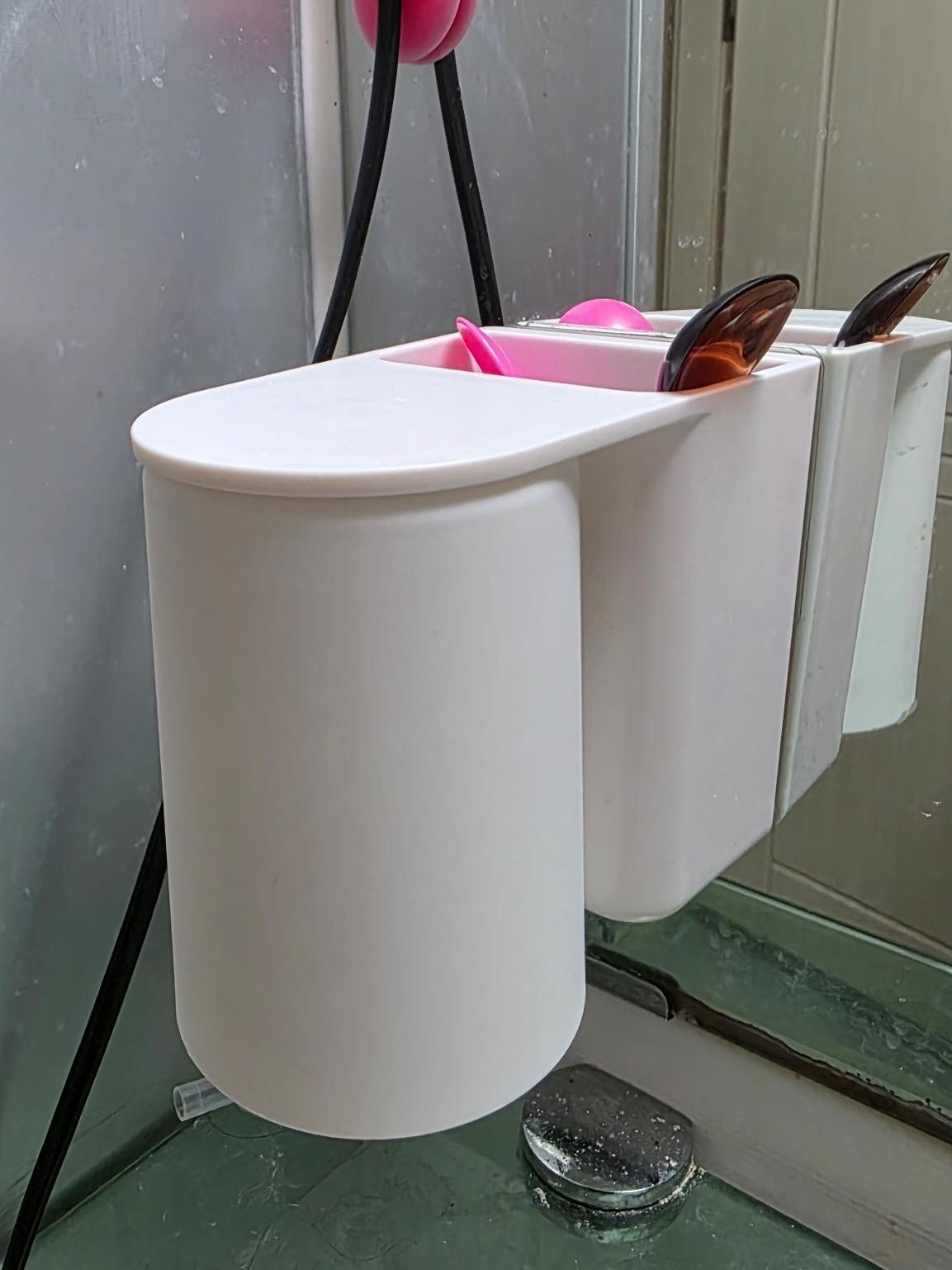 Upside-Down Magnetic Bathroom Organizer Set user photo