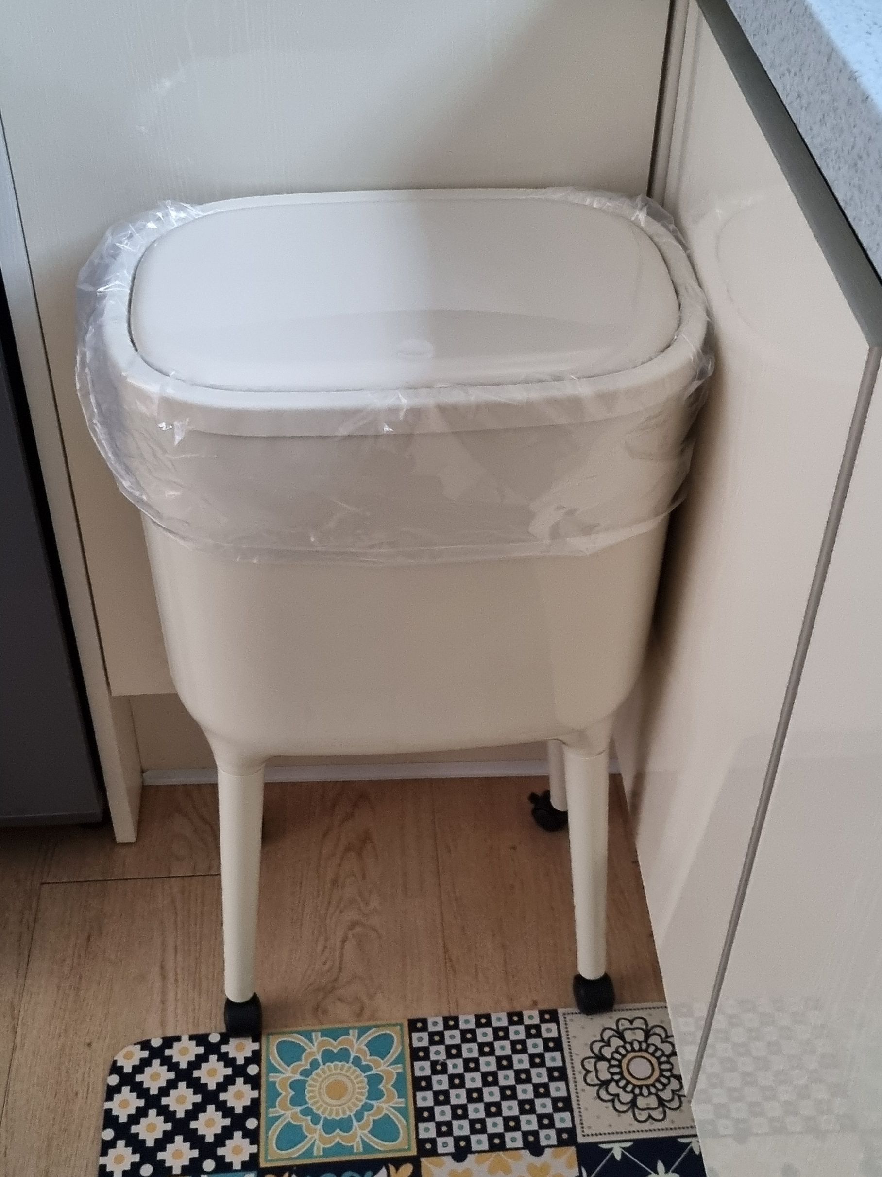 One-Touch Trash Can with Long Legs user photo