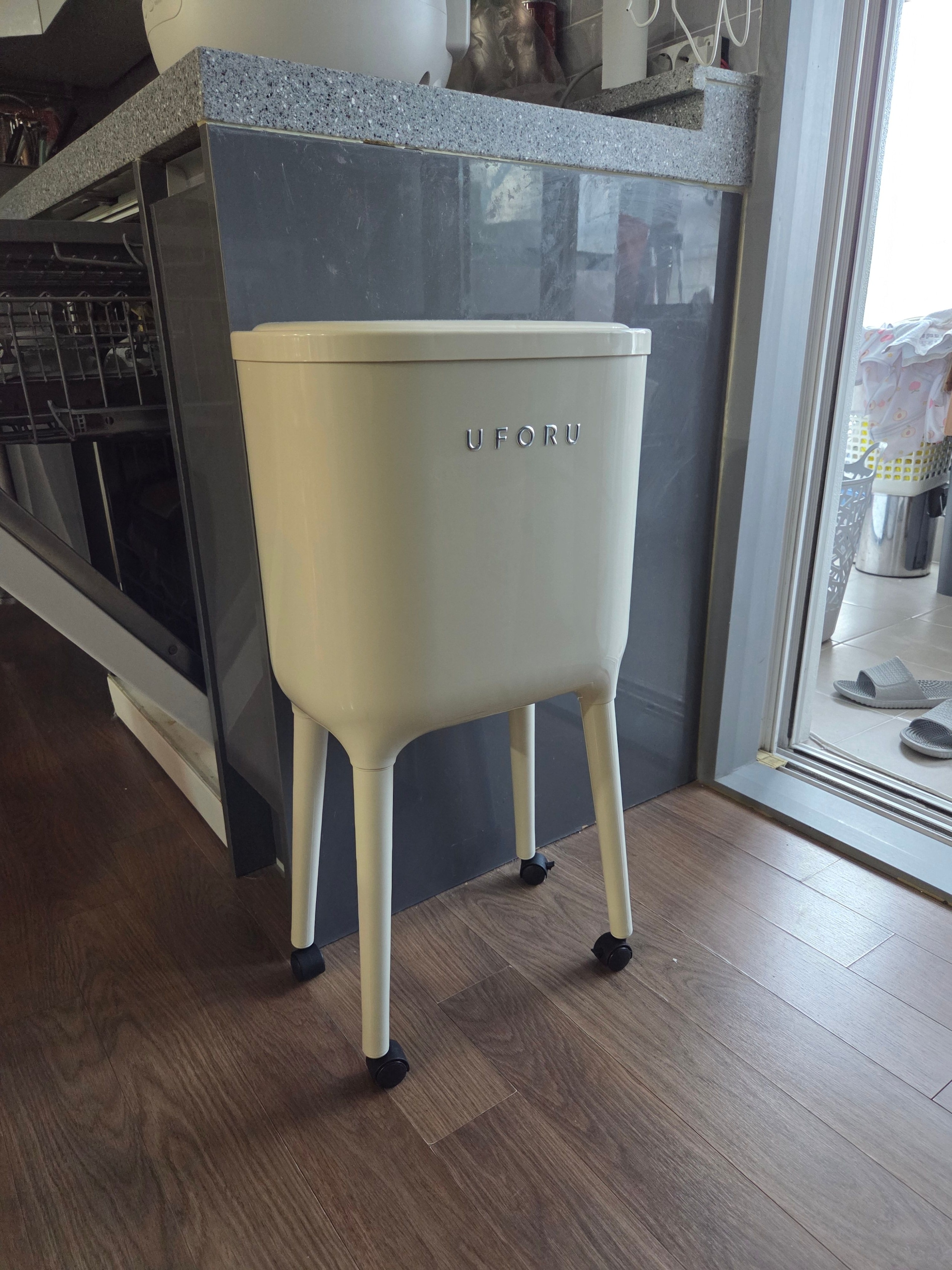 One-Touch Trash Can with Long Legs user photo