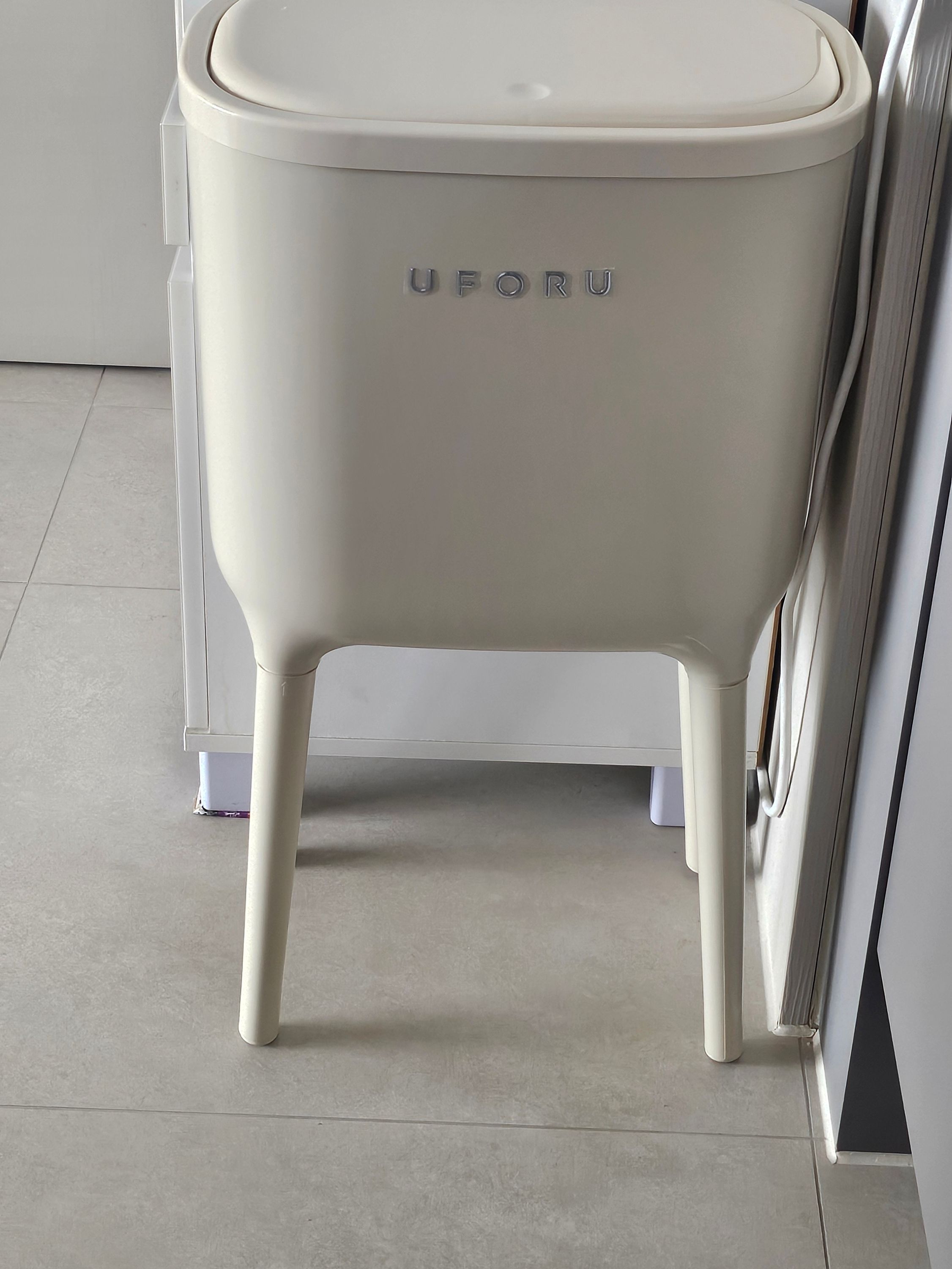 One-Touch Trash Can with Long Legs user photo