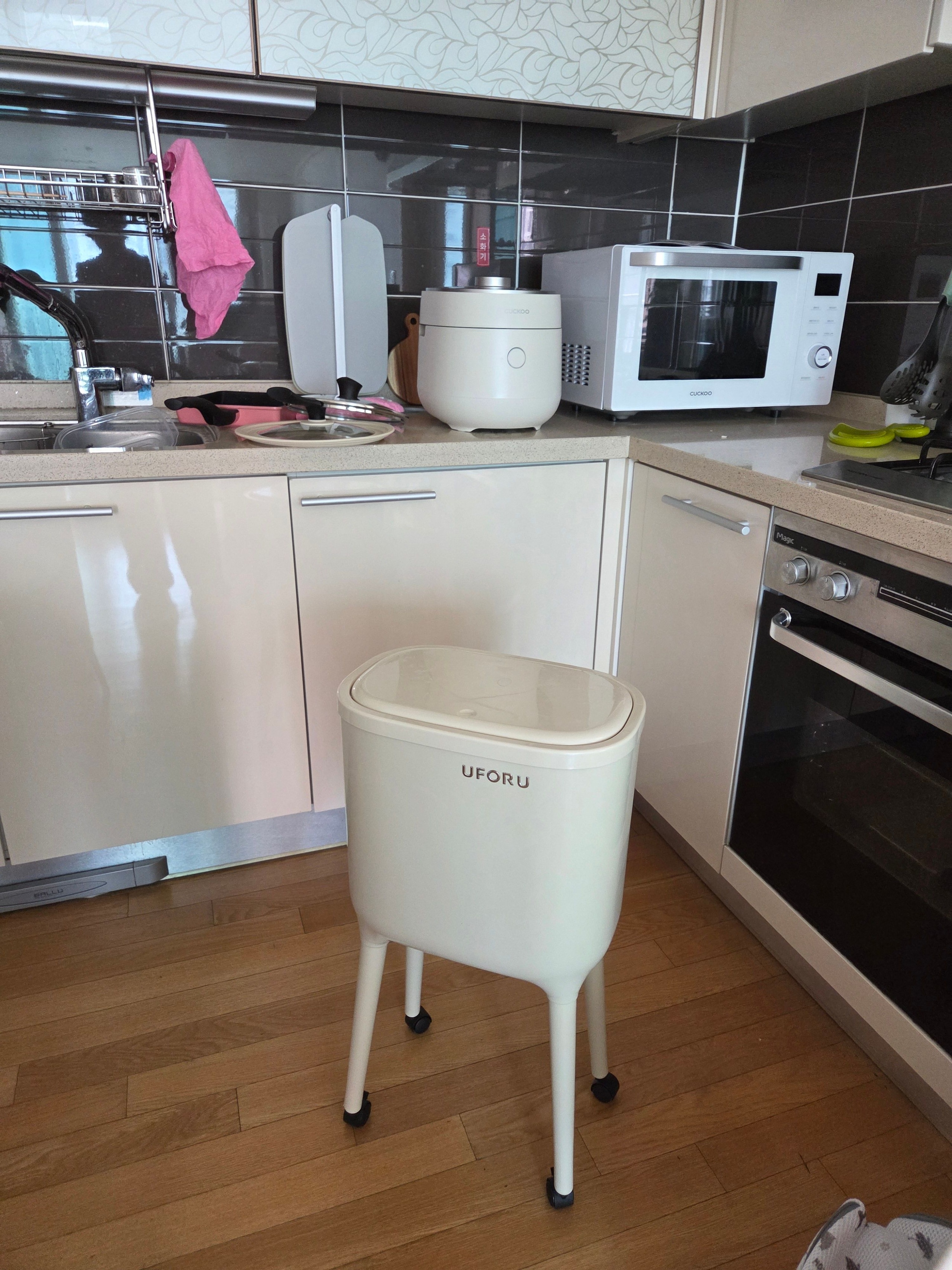 One-Touch Trash Can with Long Legs user photo