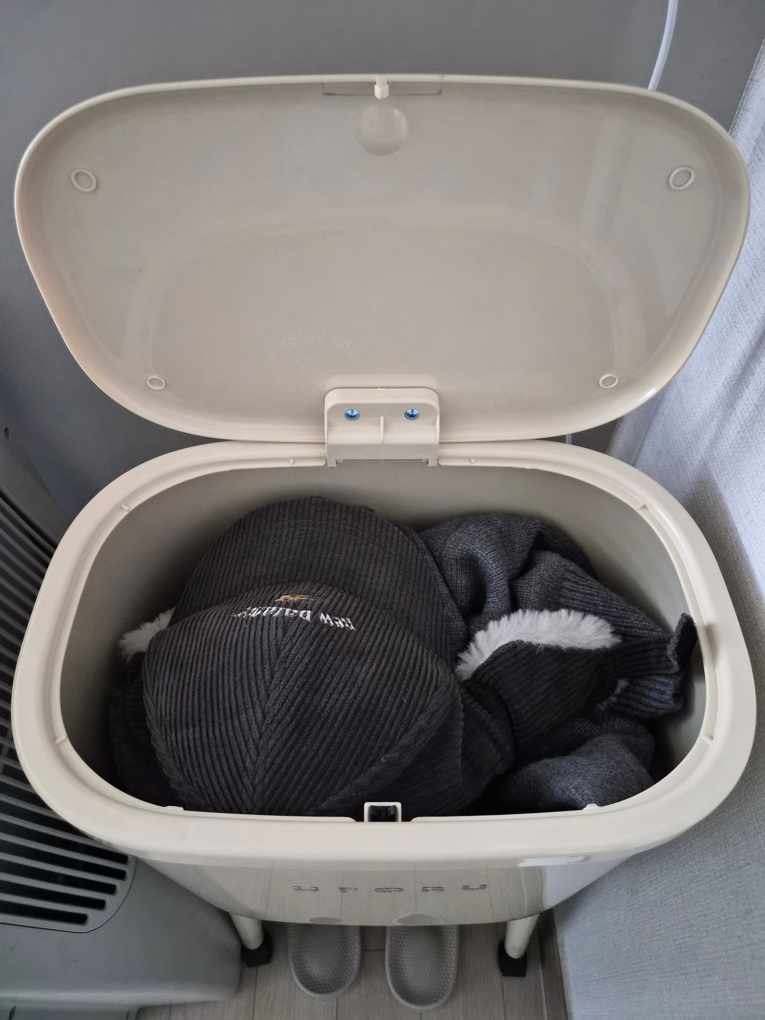One-Touch Trash Can with Long Legs user photo