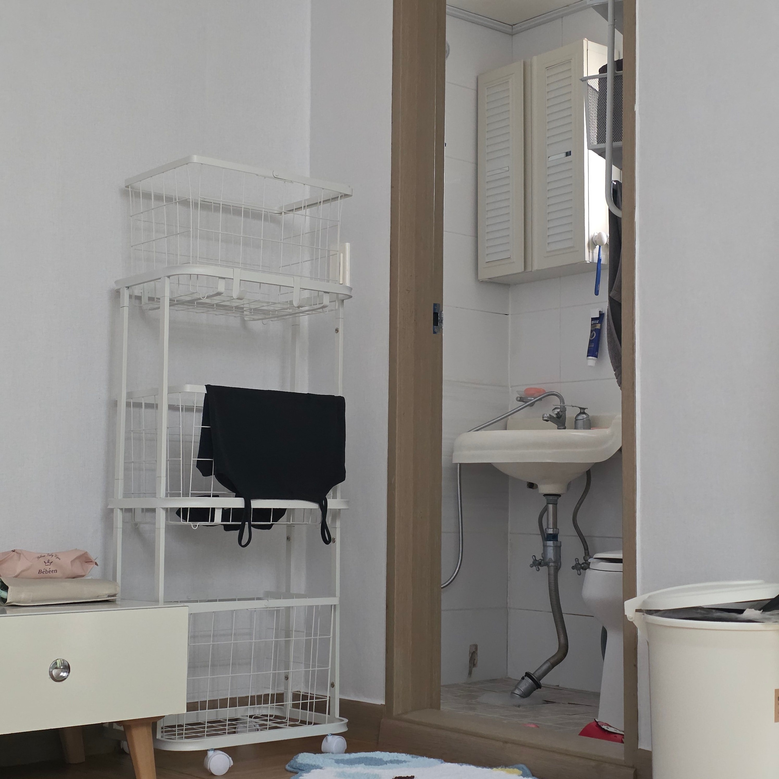 Dove 4-Frame 3-Tier Rolling Laundry Basket Trolley user photo