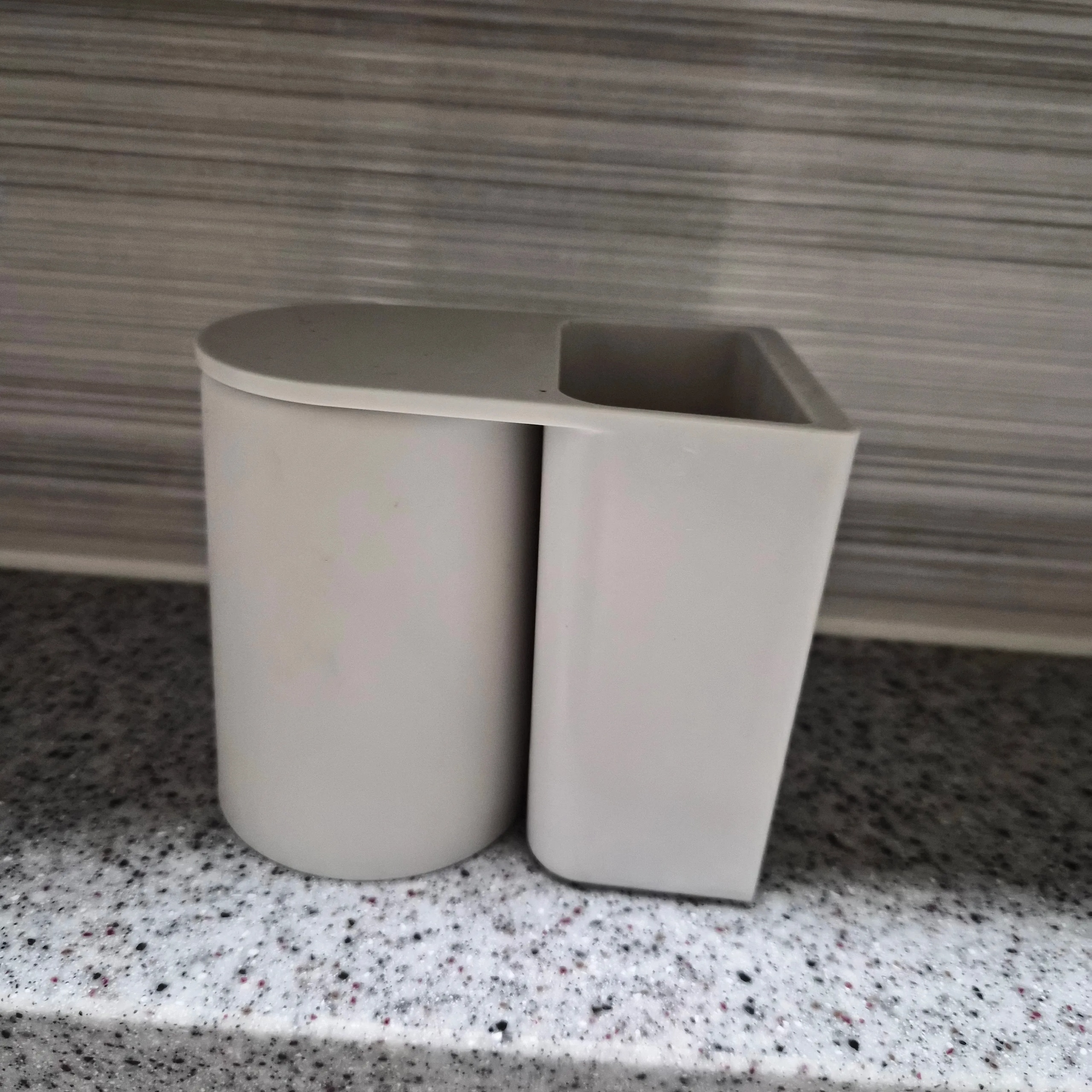 Upside-Down Magnetic Bathroom Organizer Set user photo
