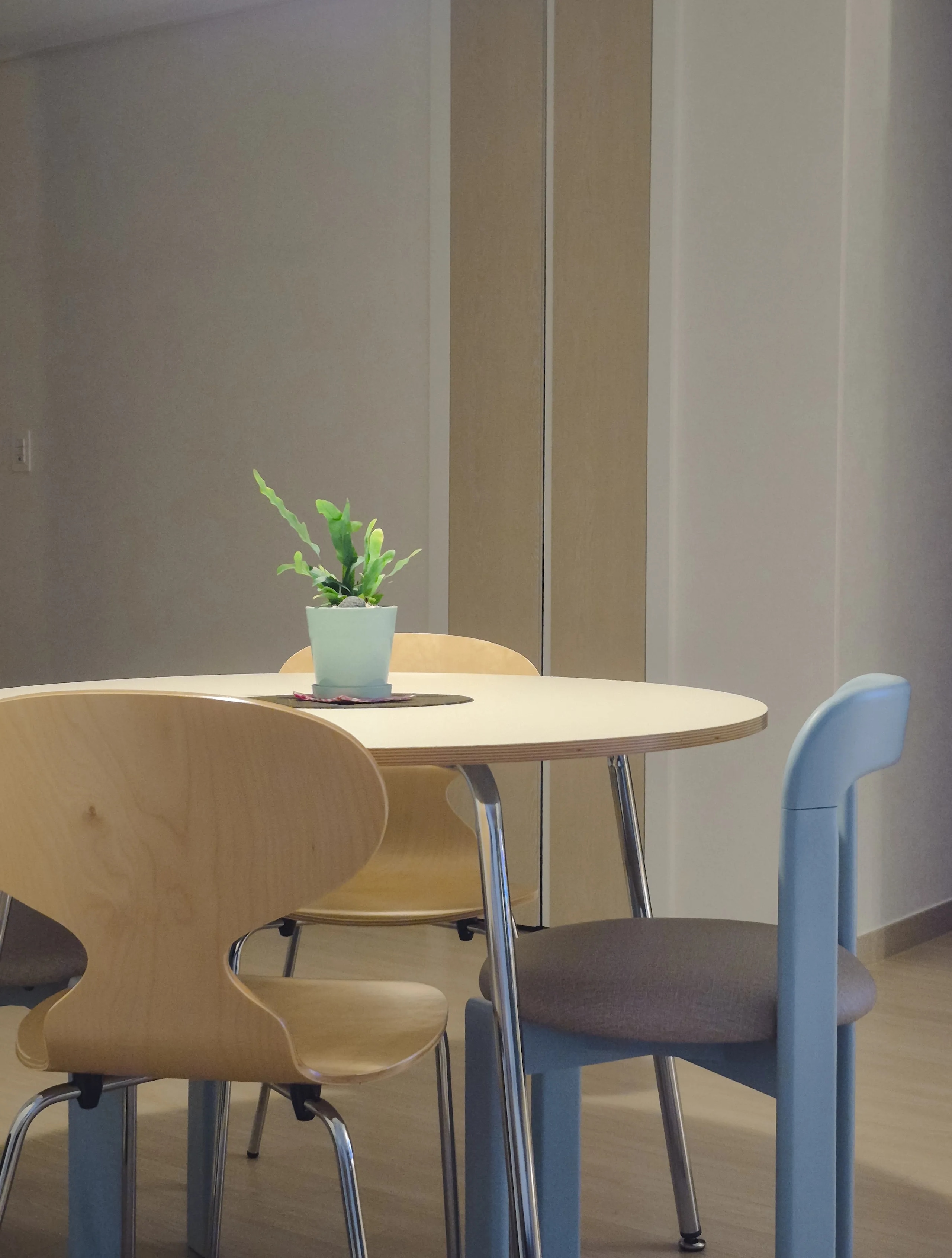 Modern Chrome Round Dining Table - 39.4