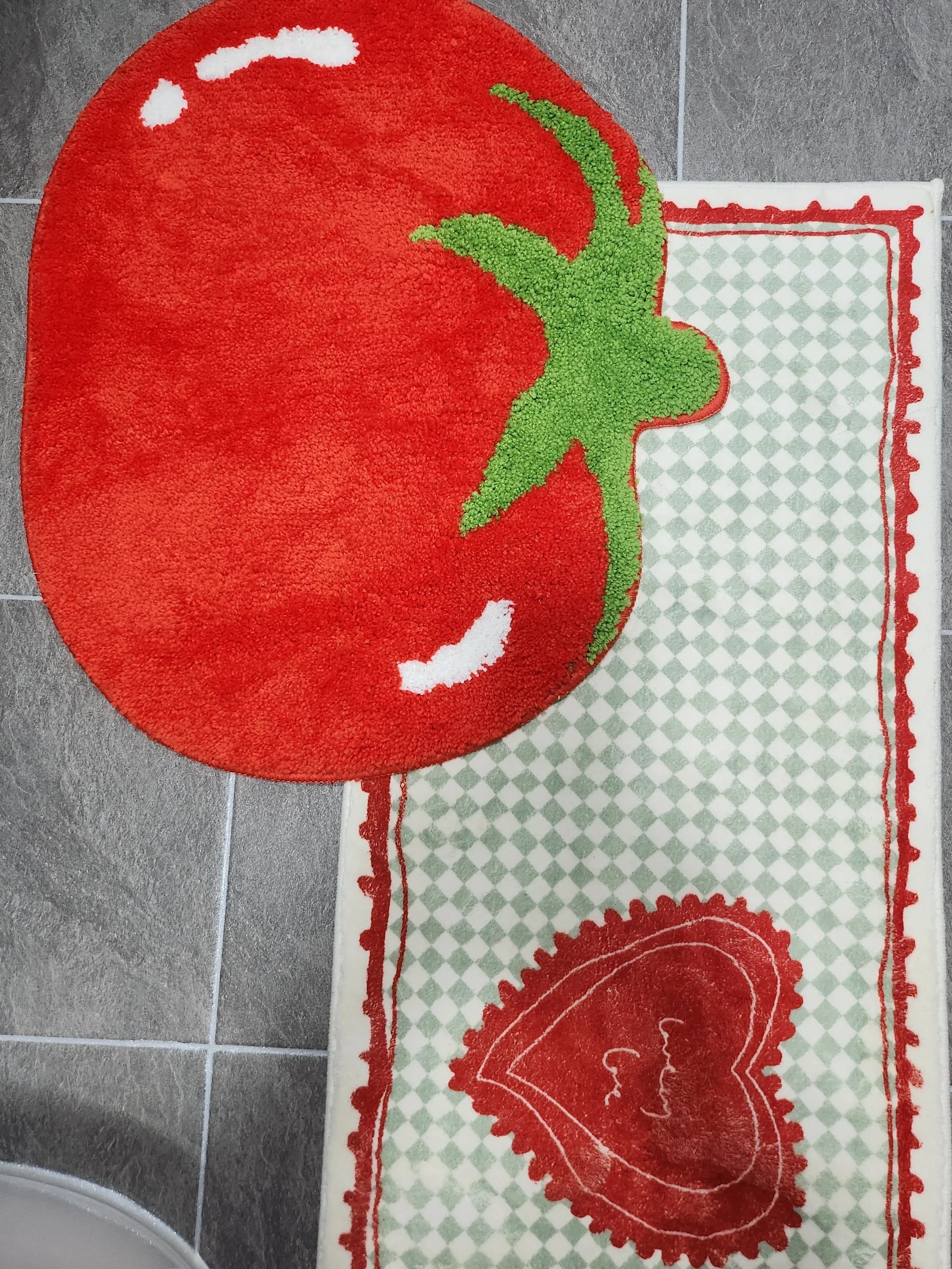 Tomato Tufted Accent Rug user photo