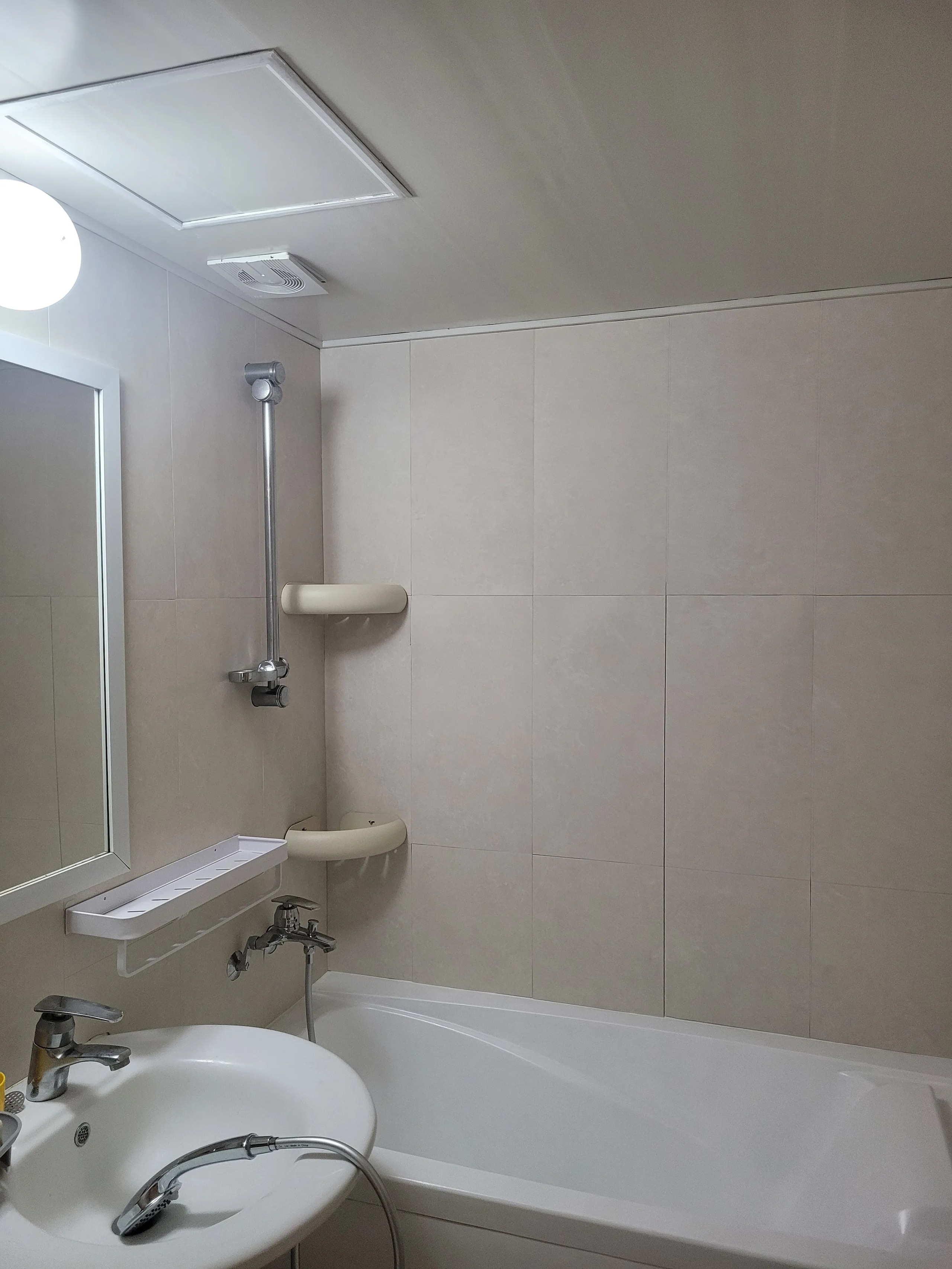 No-Drill Aluminum Bathroom Corner Shelf user photo