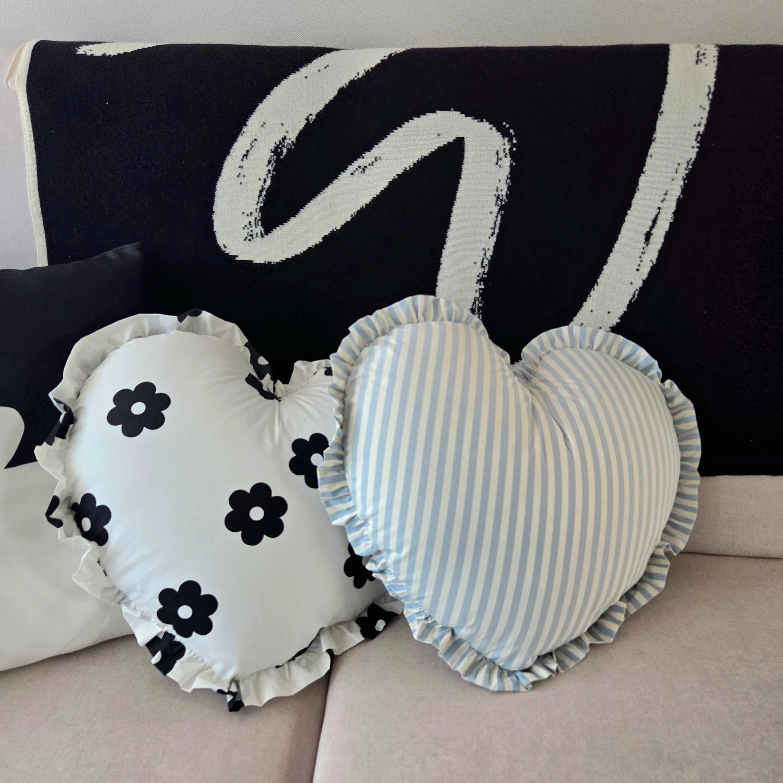 Brush Pattern Reversible Knit Blanket user photo