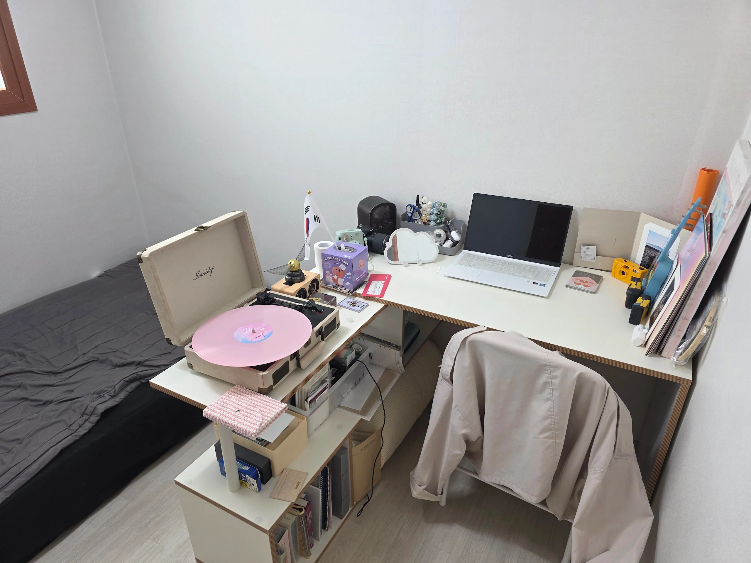Bridge E0 Corner Desk & Bookshelf Set user photo