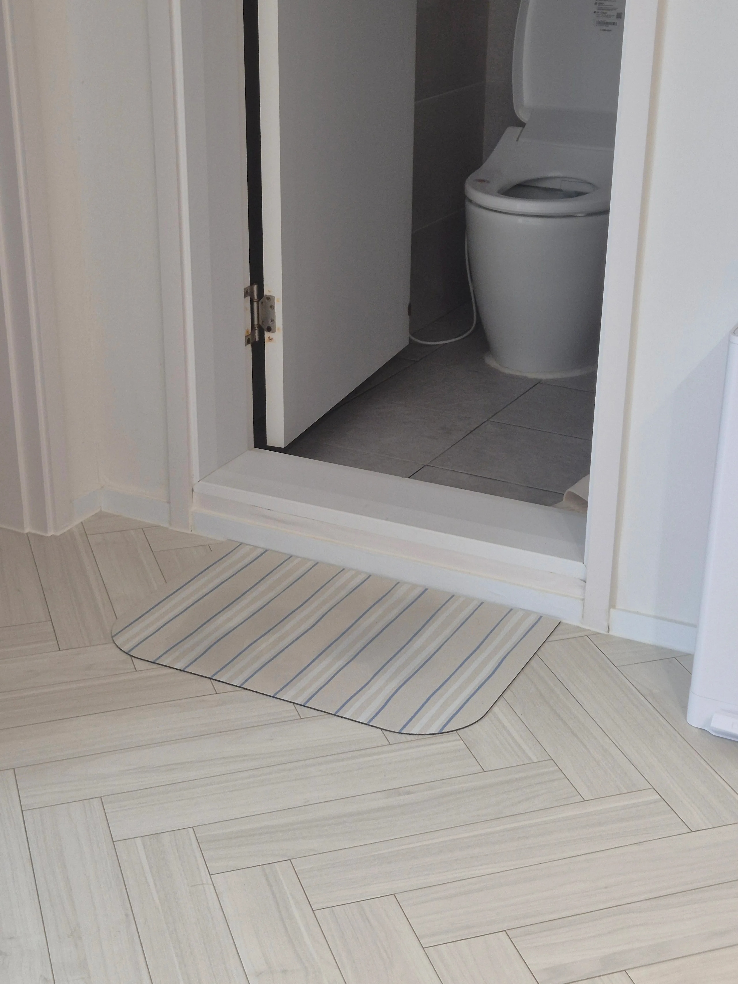 Washable Stripe Diatomite Shape Bath Mat user photo