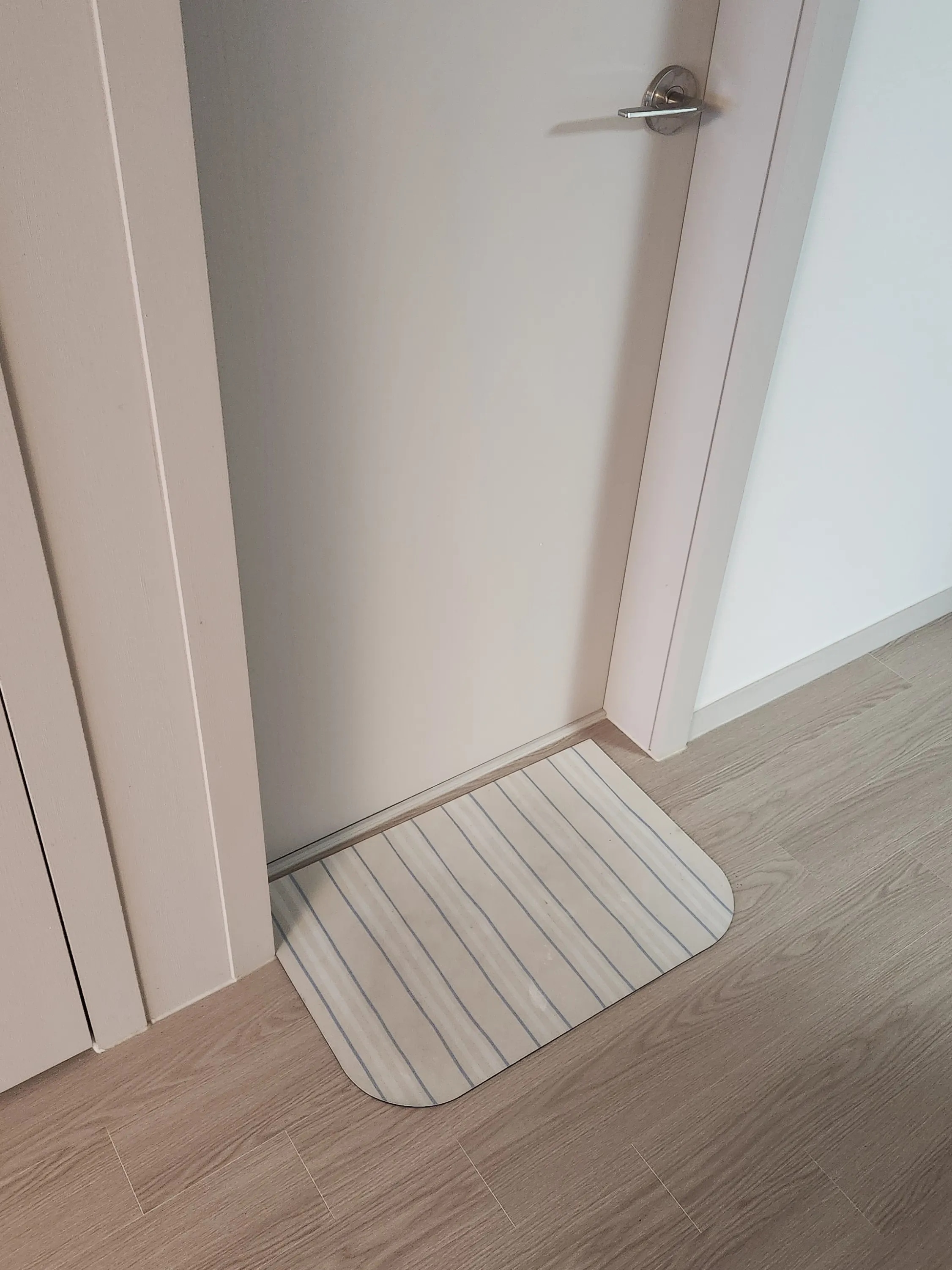 Washable Stripe Diatomite Shape Bath Mat user photo