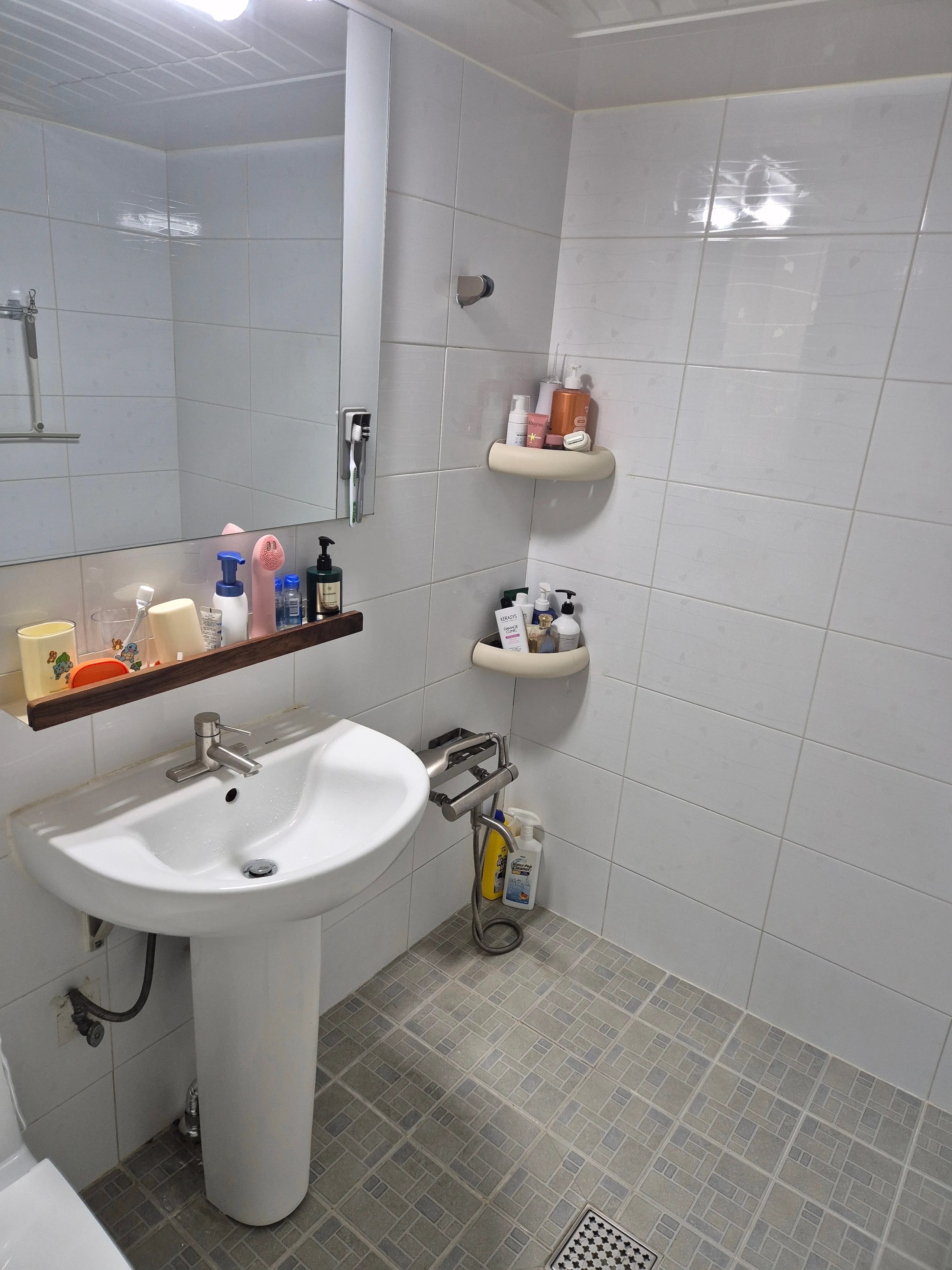 No-Drill Aluminum Bathroom Corner Shelf user photo