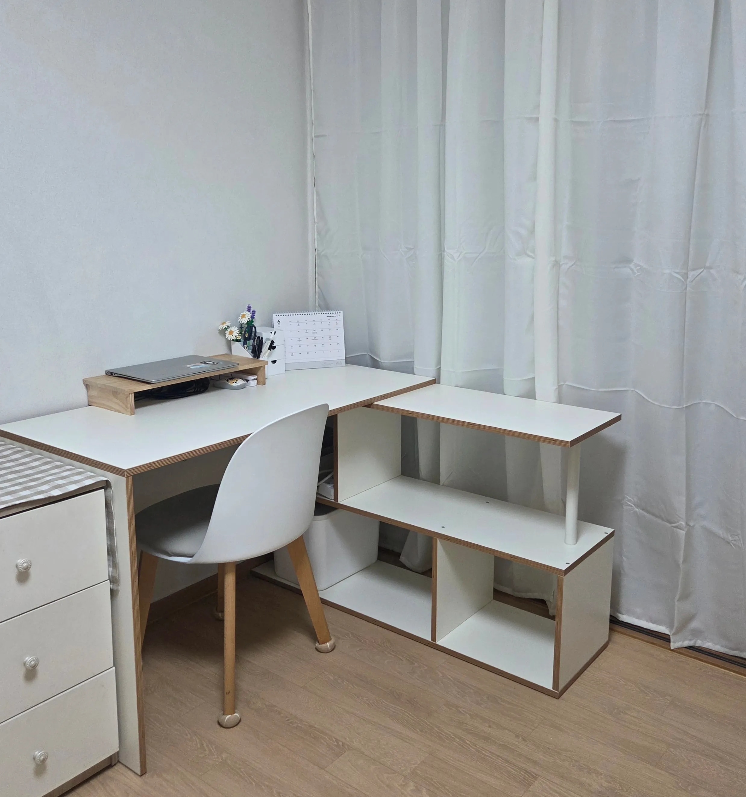 Bridge E0 Corner Desk & Bookshelf Set user photo