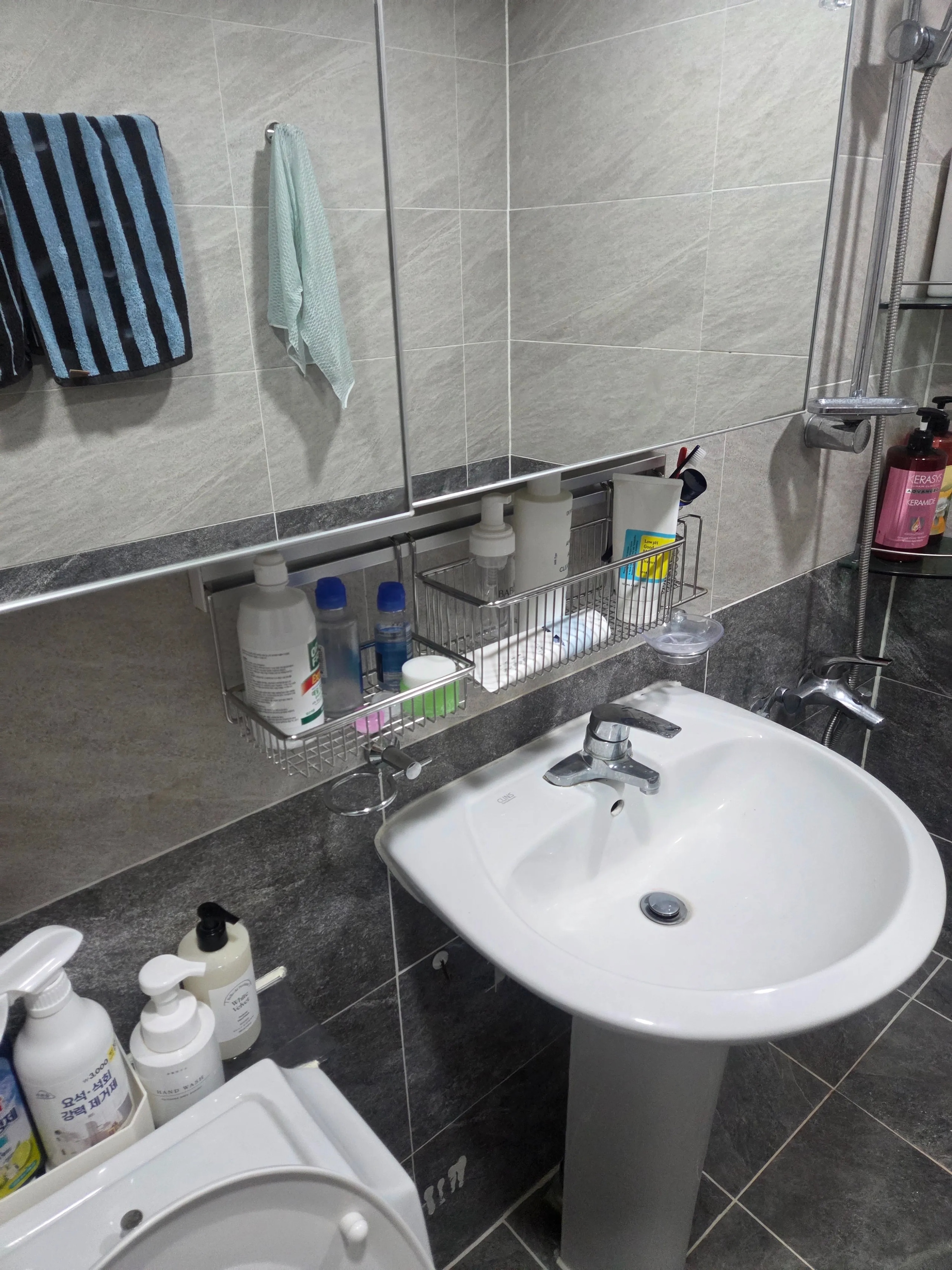 Modular Wall Rail Storage Organizer user photo