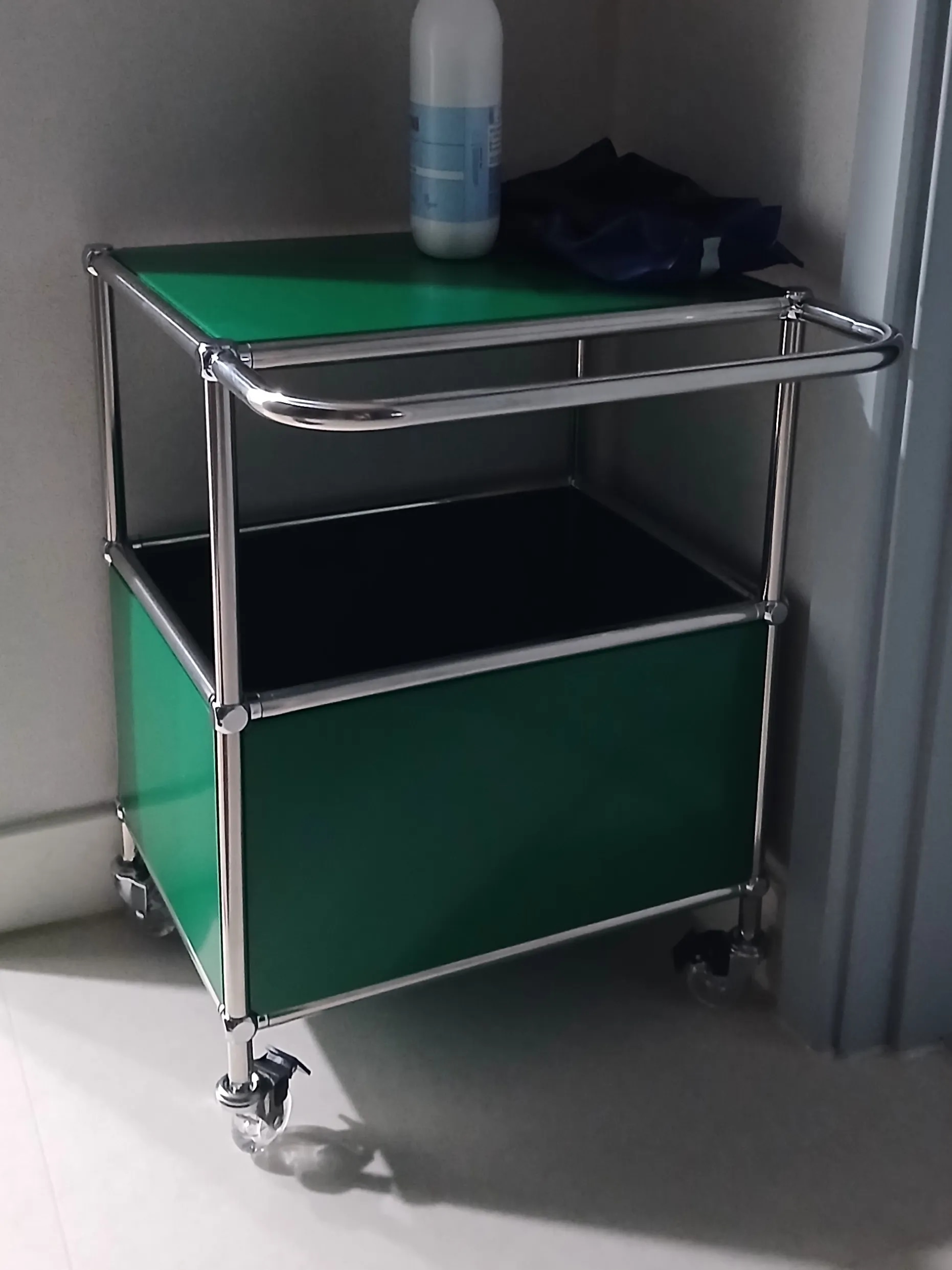 Ink Cube Modern Rolling Bar Cart user photo