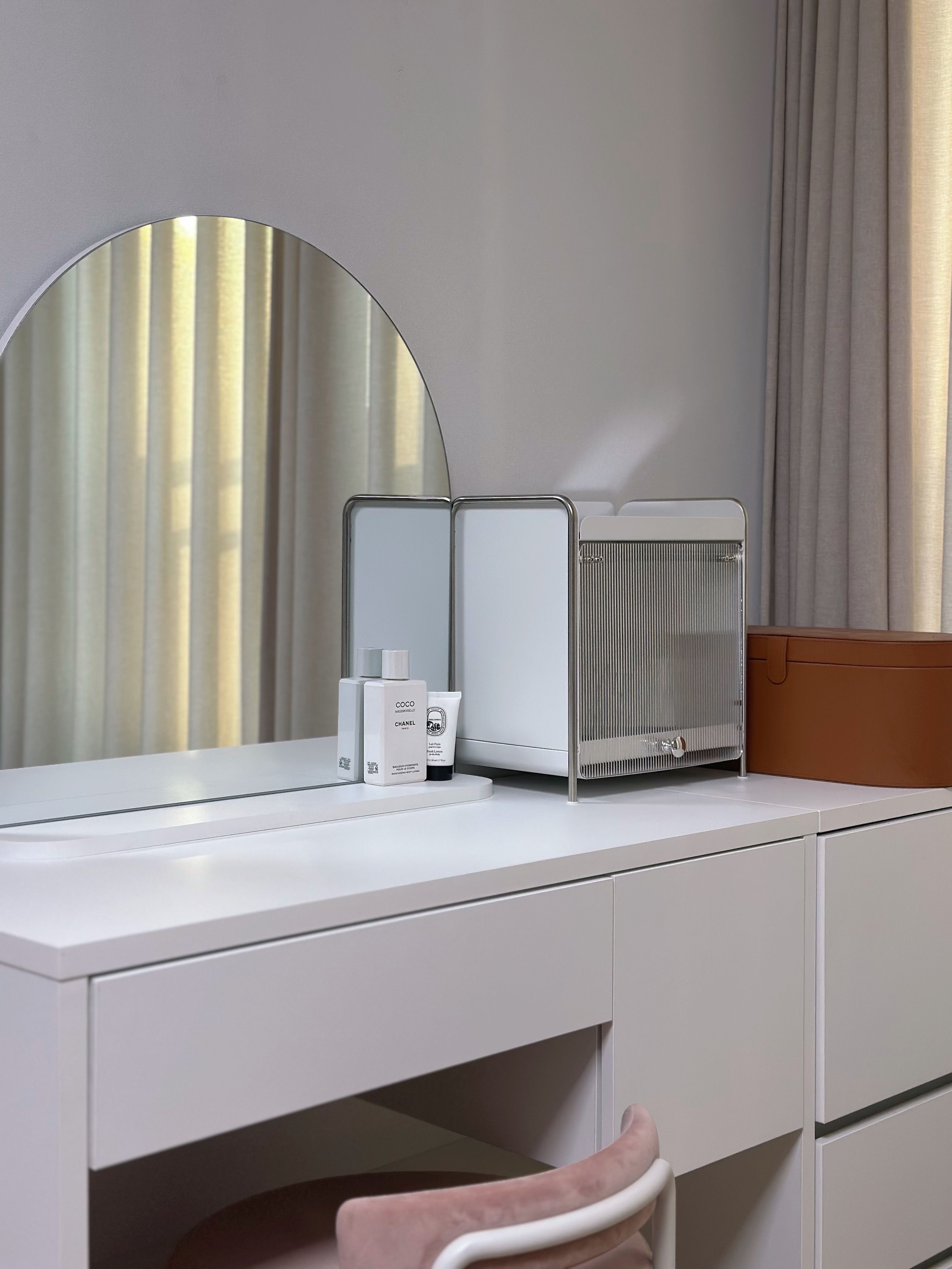 Metal Cosmetic Storage Organizer with Flip Door user photo