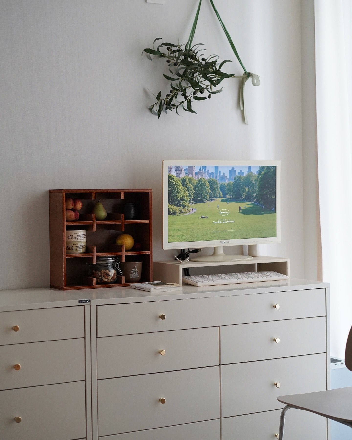 Ogre Vintage Countertop Mug & Cup Storage Cabinet user photo