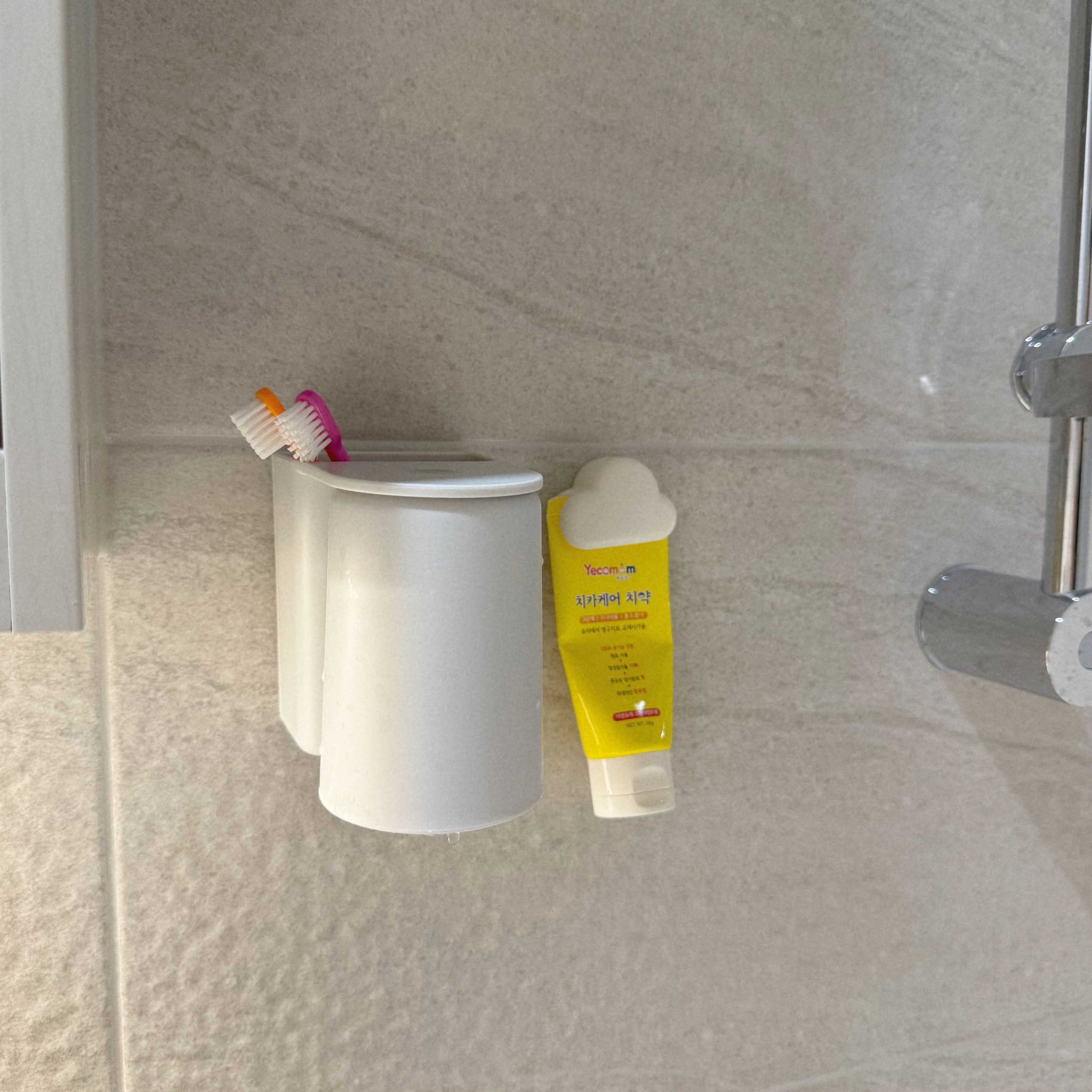Upside-Down Magnetic Bathroom Organizer Set user photo