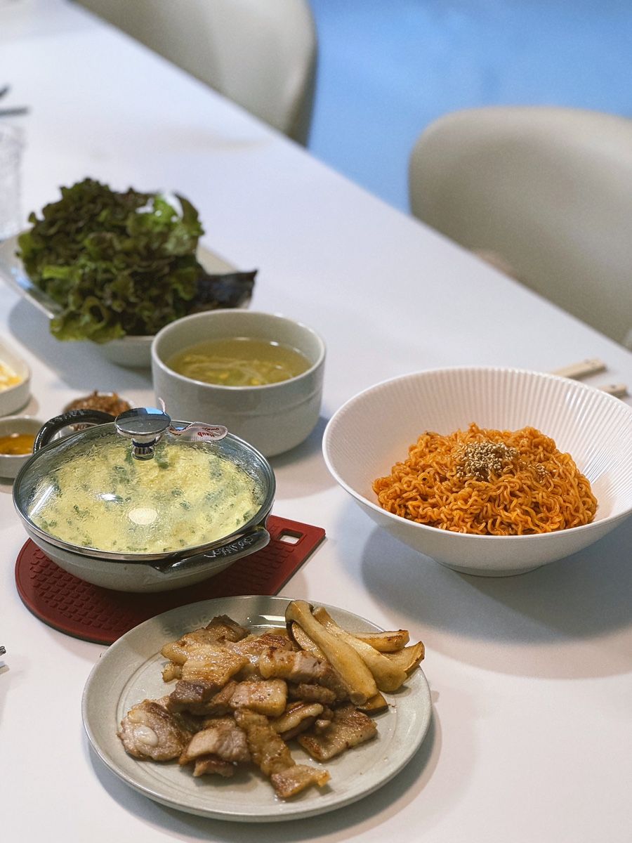 Modern Color-Handled Flatware Set for 2 (8-Piece) user photo