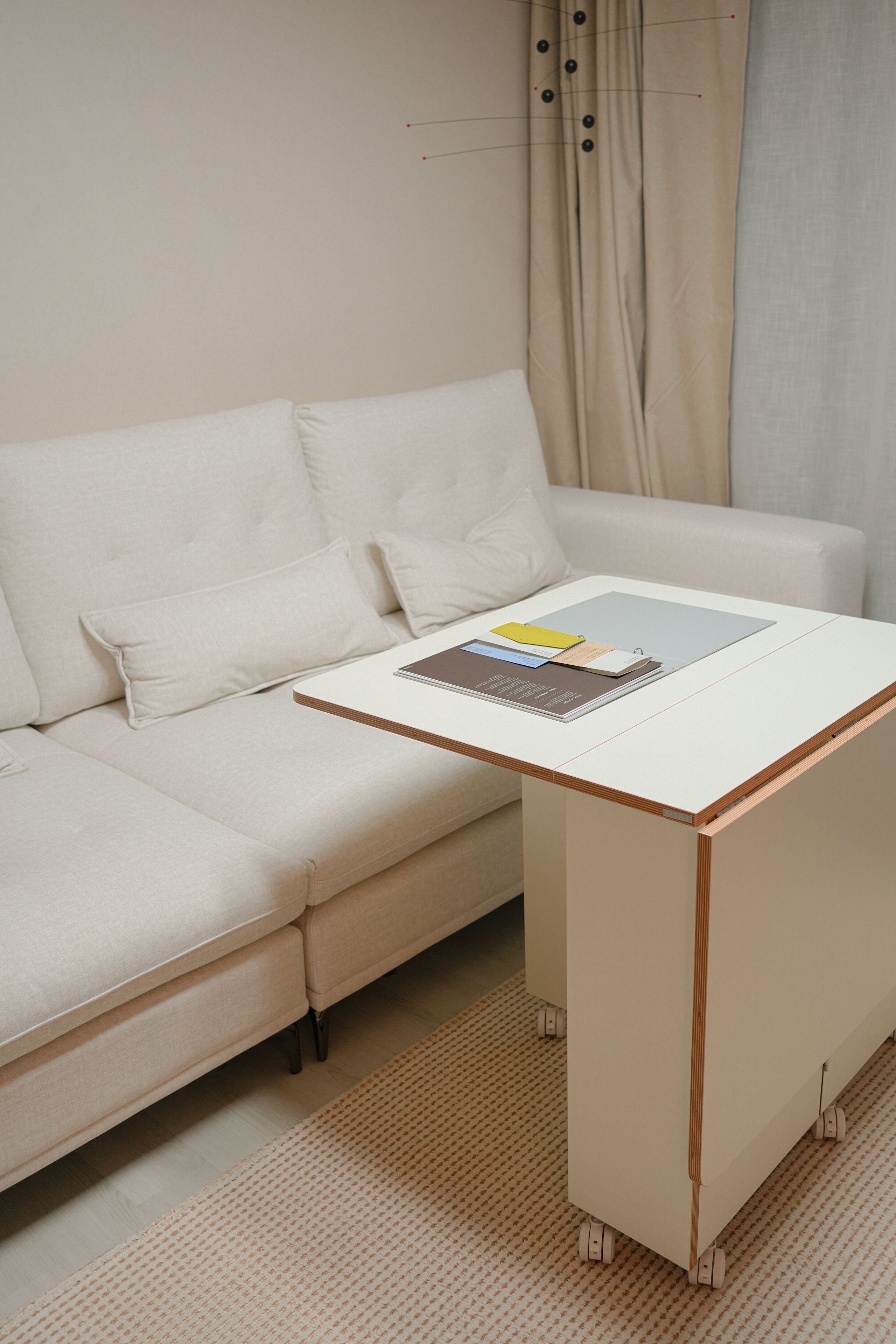 E0 Round Extendable Rolling Dining Table with Storage user photo