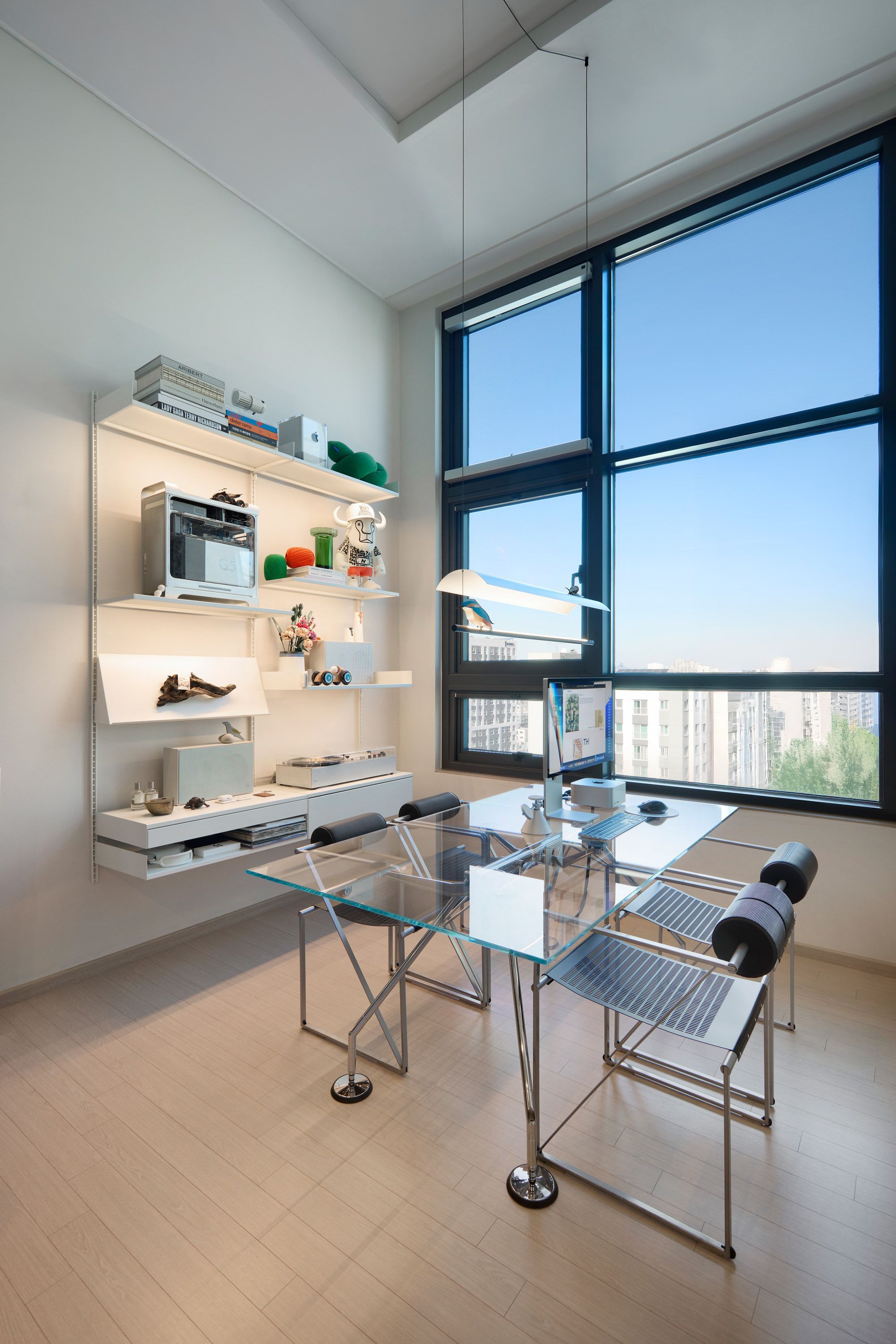 コンパクトな部屋に合うモダンなデスクで暮らしやすさを