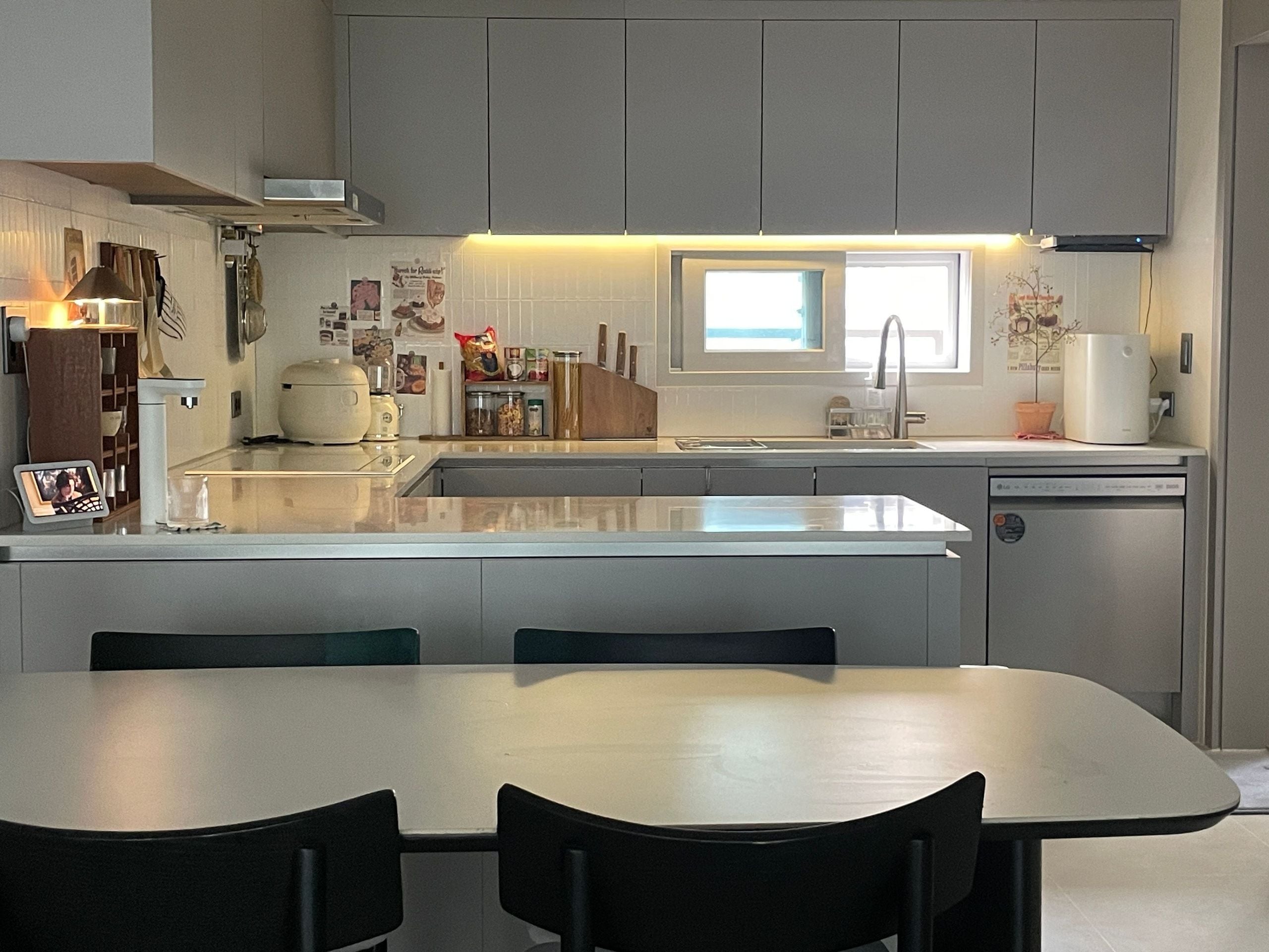 Ogre Vintage Countertop Mug & Cup Storage Cabinet user photo