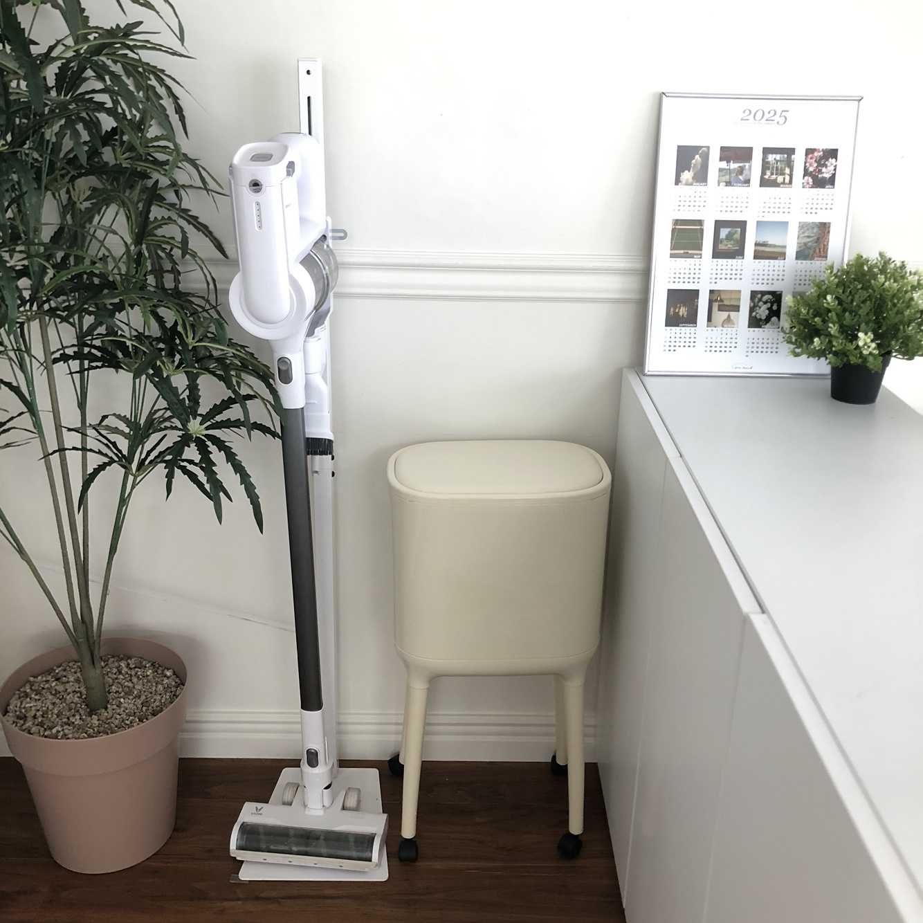 One-Touch Trash Can with Long Legs user photo