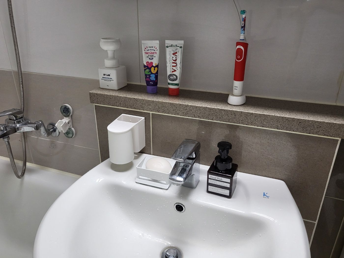 Upside-Down Magnetic Bathroom Organizer Set user photo
