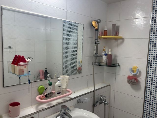No-Drill Pastel Bathroom Storage Shelf user photo